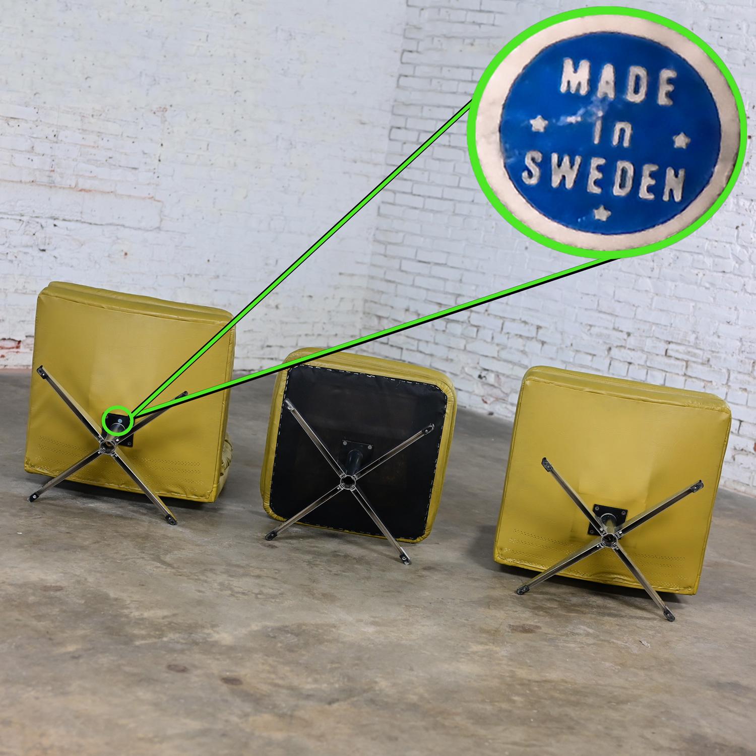 Paire de chaises longues pivotantes Chartreuse en faux cuir et un pouf style Overman en vente 12