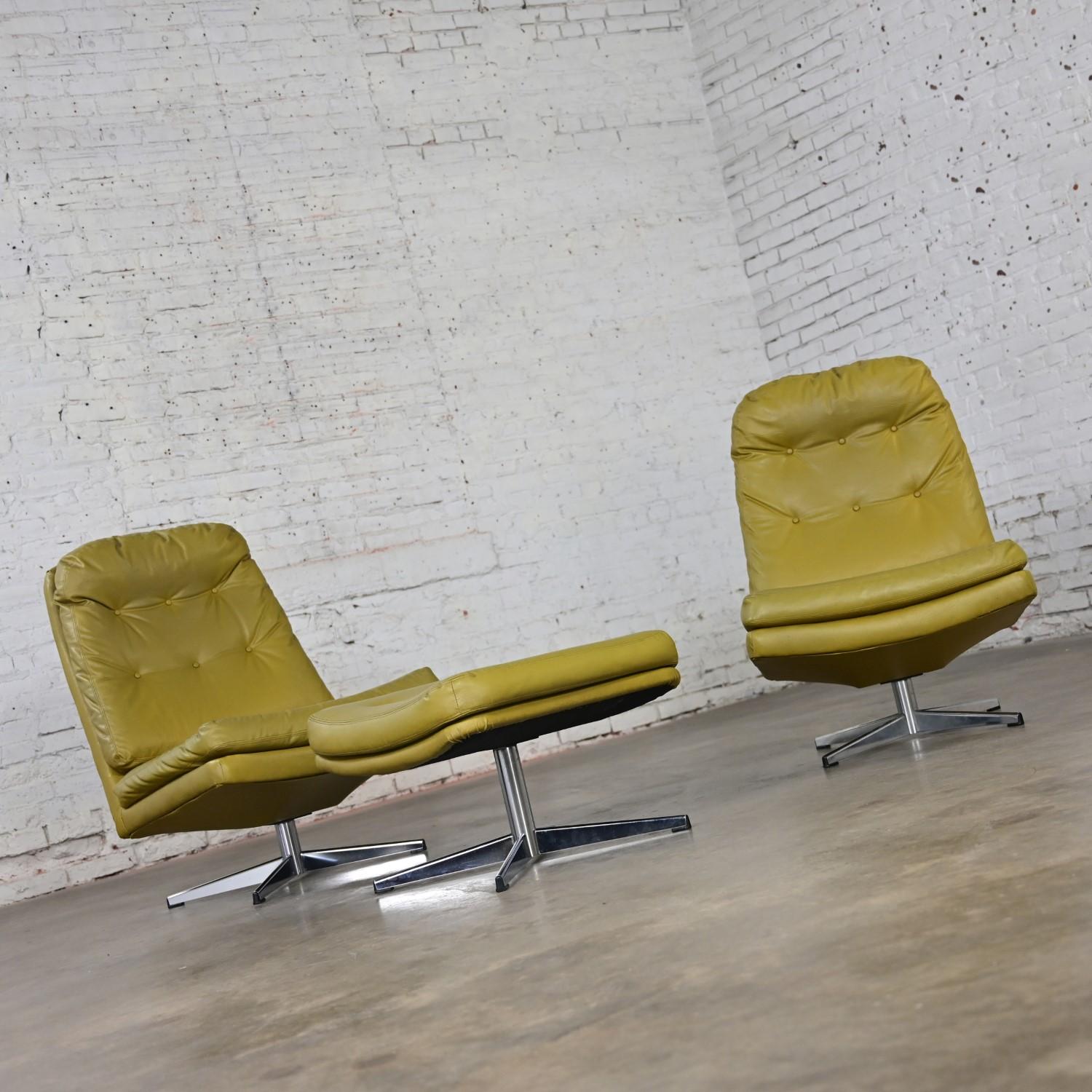 Magnifique paire de fauteuils pivotants en faux cuir chartreuse et un ottoman dans le style d'Overman. Byit, en gardant à l'esprit qu'il s'agit d'une pièce vintage et non pas neuve, qui présentera donc des signes d'utilisation et d'usure, même si