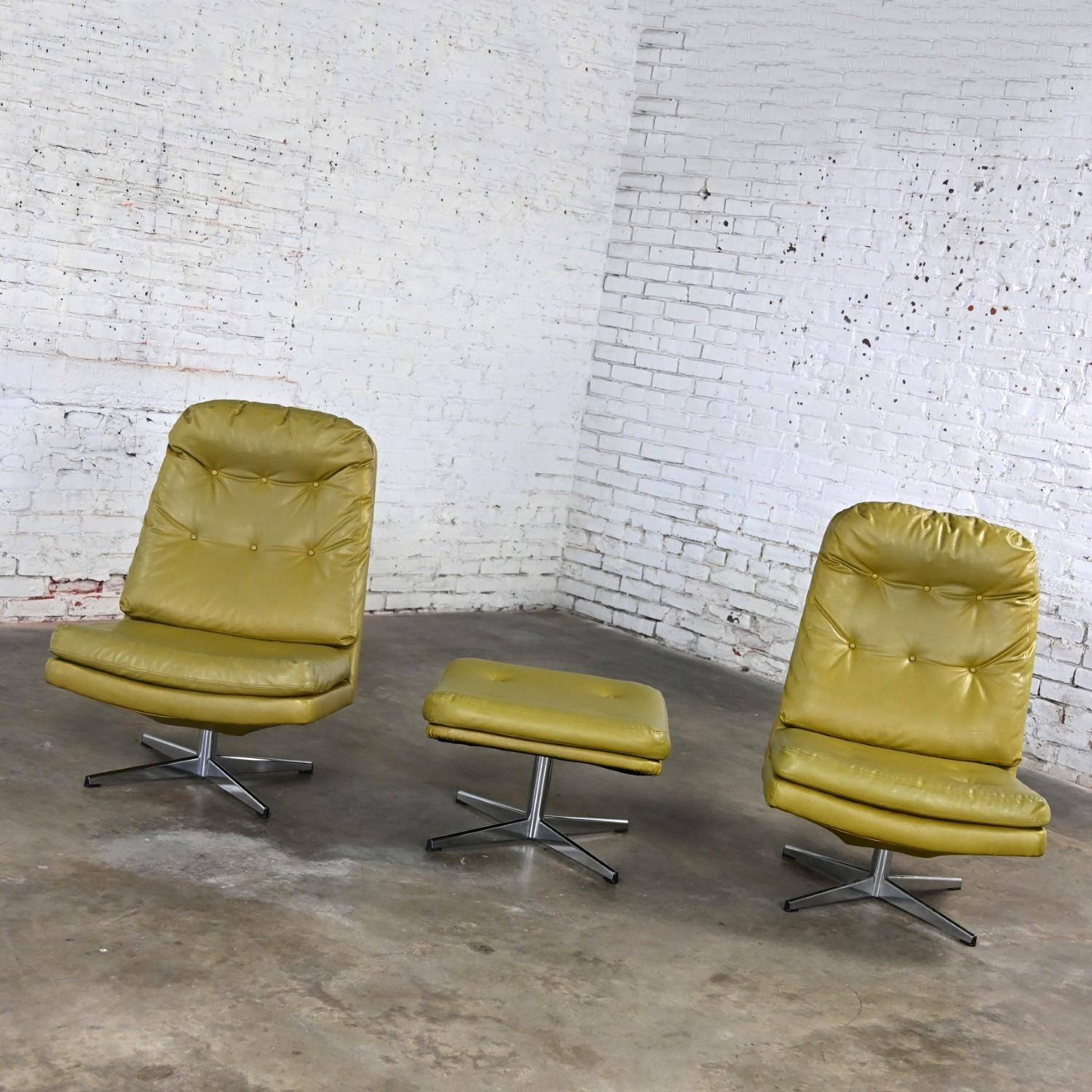 Mid-Century Modern Paire de chaises longues pivotantes Chartreuse en faux cuir et un pouf style Overman en vente