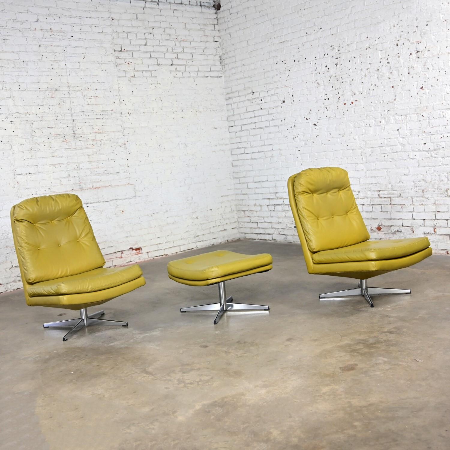 Suédois Paire de chaises longues pivotantes Chartreuse en faux cuir et un pouf style Overman en vente