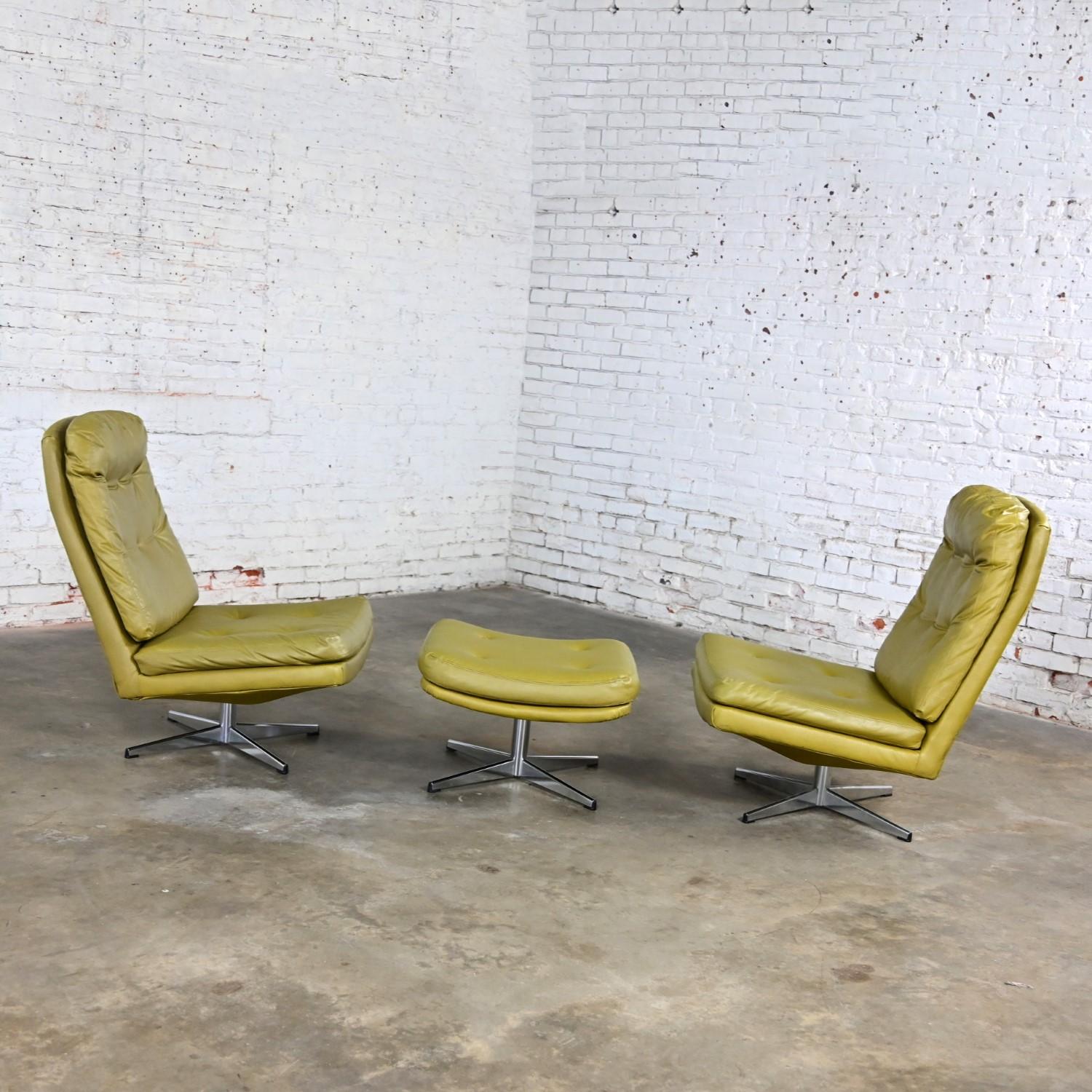 Paire de chaises longues pivotantes Chartreuse en faux cuir et un pouf style Overman Bon état - En vente à Topeka, KS
