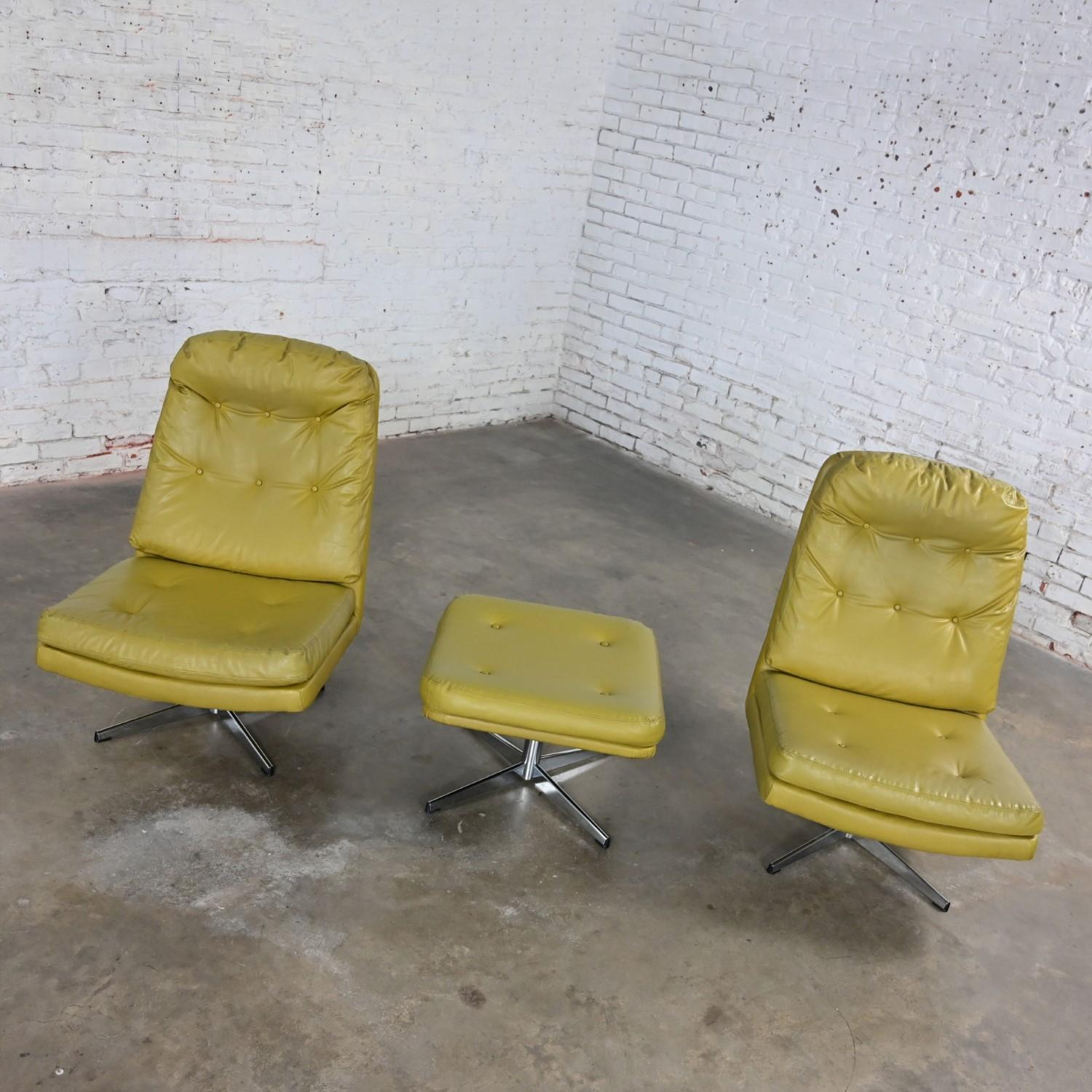 Imitation cuir Paire de chaises longues pivotantes Chartreuse en faux cuir et un pouf style Overman en vente