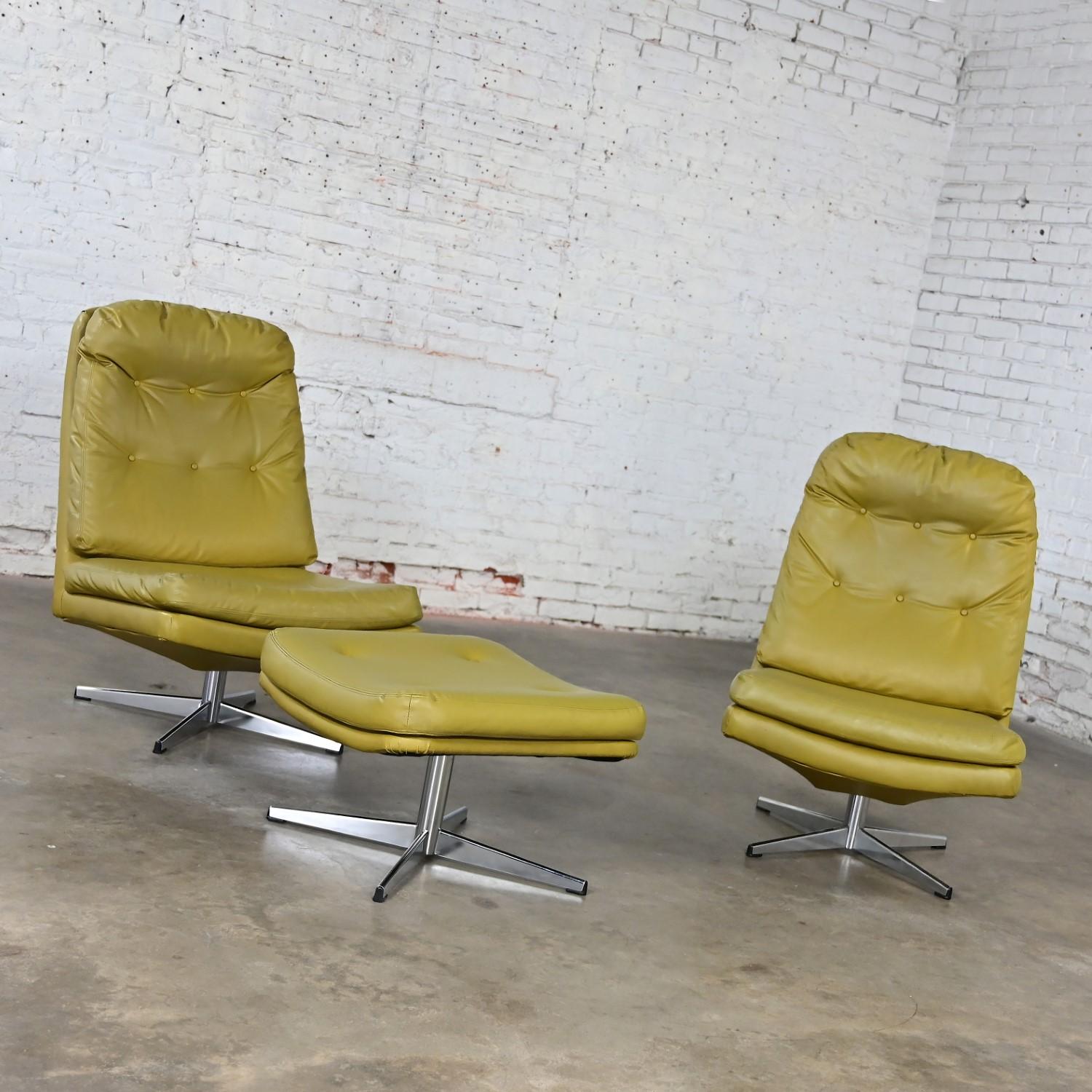 Paire de chaises longues pivotantes Chartreuse en faux cuir et un pouf style Overman en vente 1