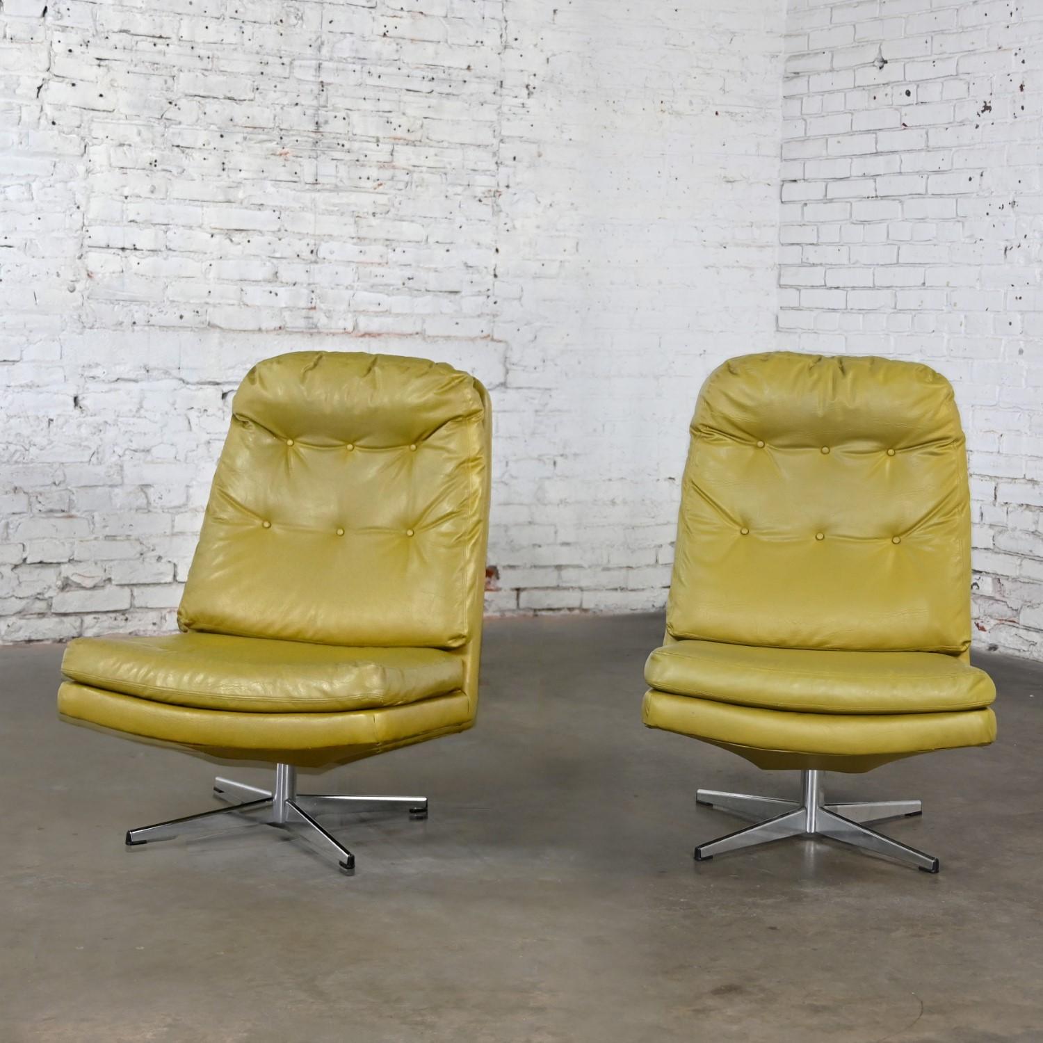Paire de chaises longues pivotantes Chartreuse en faux cuir et un pouf style Overman en vente 2