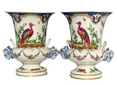 Coppia di vasi decorativi a forma di uccello di Chelsea Porcelain con manici a testa di ariete, 1760