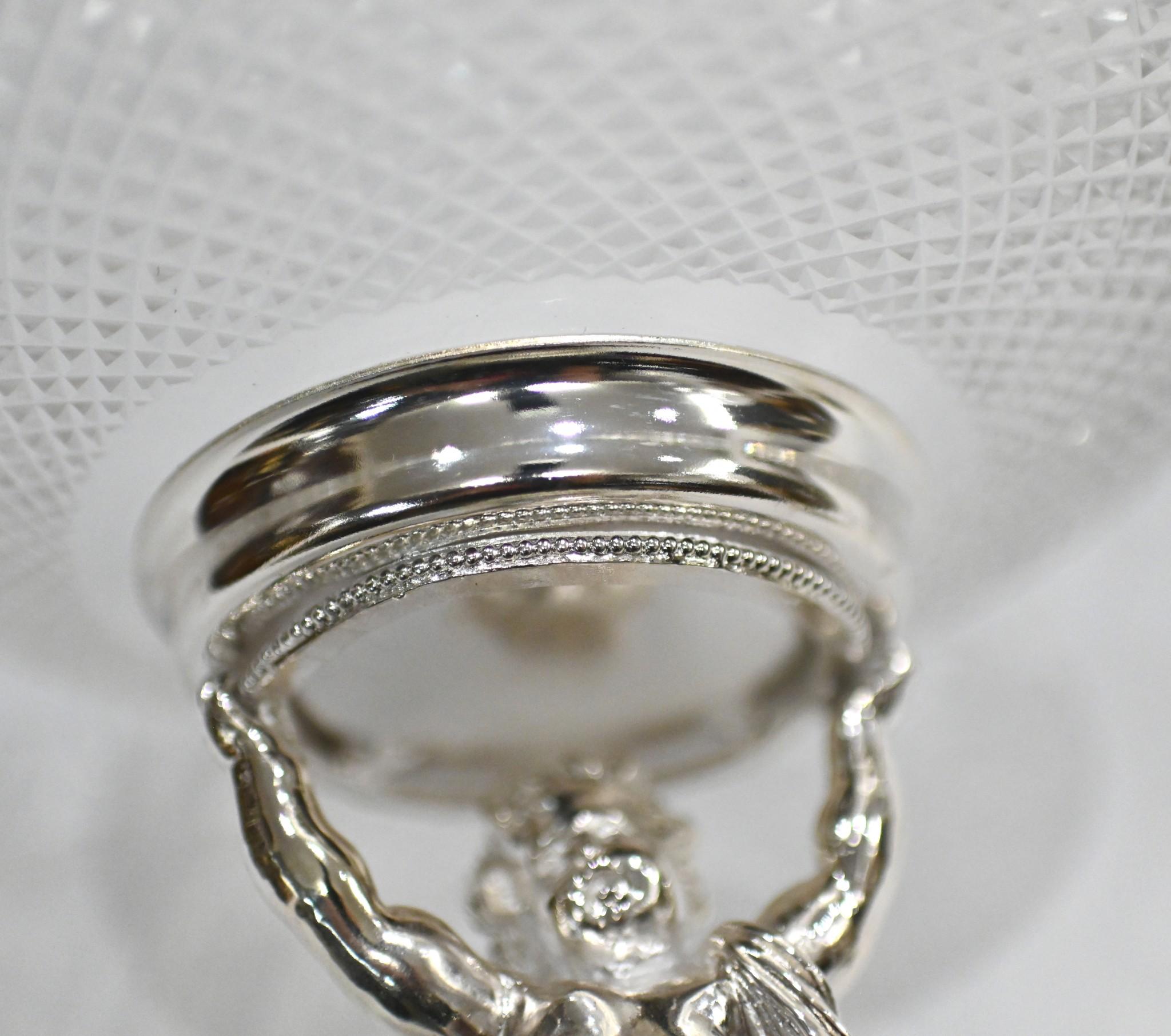 Coppia di portavasi a forma di cherubino placcati in argento con basi in vetro di cristallo e piani in vetro tagliato
I cherubini sono rifiniti in lastra d'argento con un'ottima patina.
I classici putti alati e paffuti sono un'accoppiata