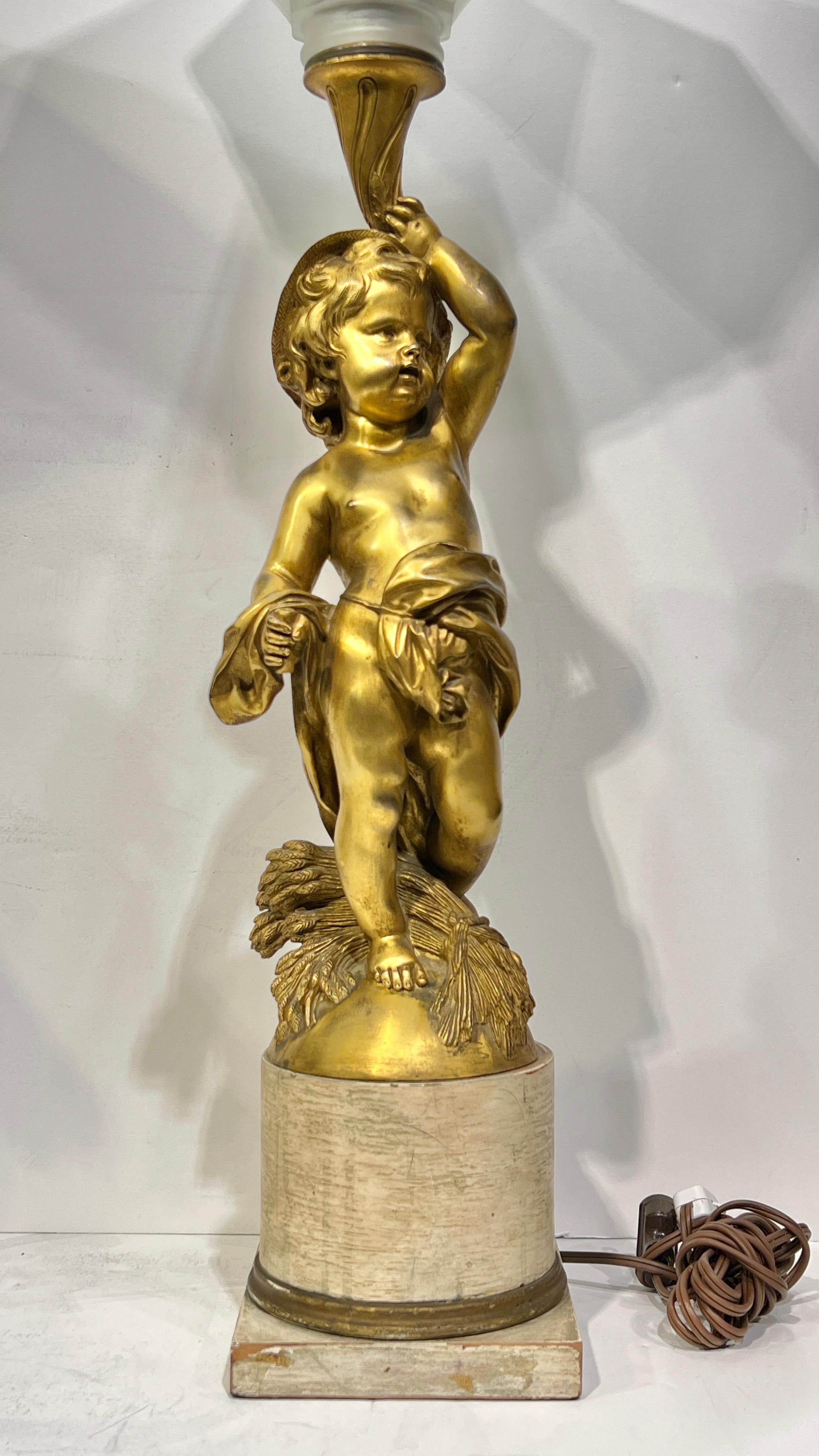 Pair Cherub Figurative Gilt Bronze Table Lamps (Neoklassisches Revival) im Angebot