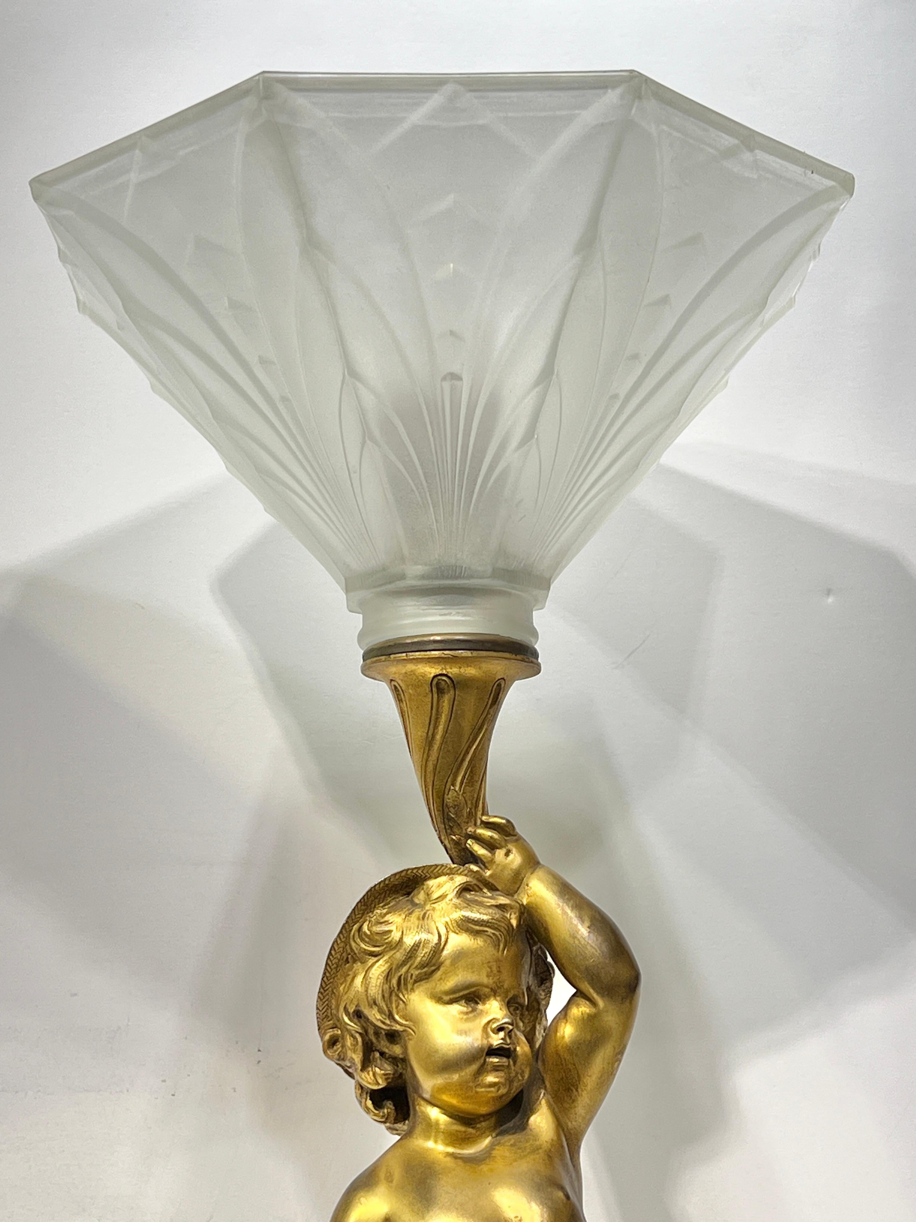 Pair Cherub Figurative Gilt Bronze Table Lamps (Vergoldet) im Angebot