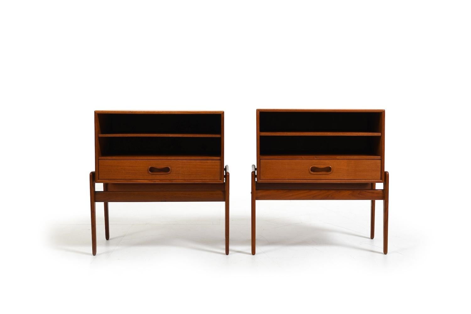 Pair of danish teak chest of drawers / bedside tables. Design by Arne Vodder for Vamo Sønderborg. The small drawer can be placed anywhere in one of the compartments. Denmark, 1960s.