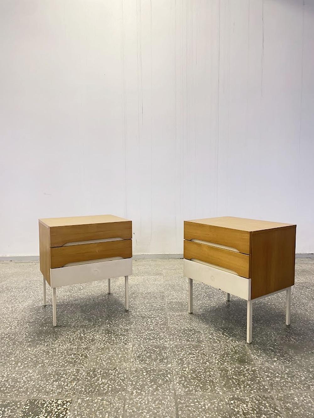 Questa elegante coppia di tavolini di  Germania  è sinonimo di modernismo anni '70, con un design pulito e funzionale. Combinando perfettamente forma e funzione, questi pezzi sono versatili e senza tempo e rappresentano un'aggiunta di stile a