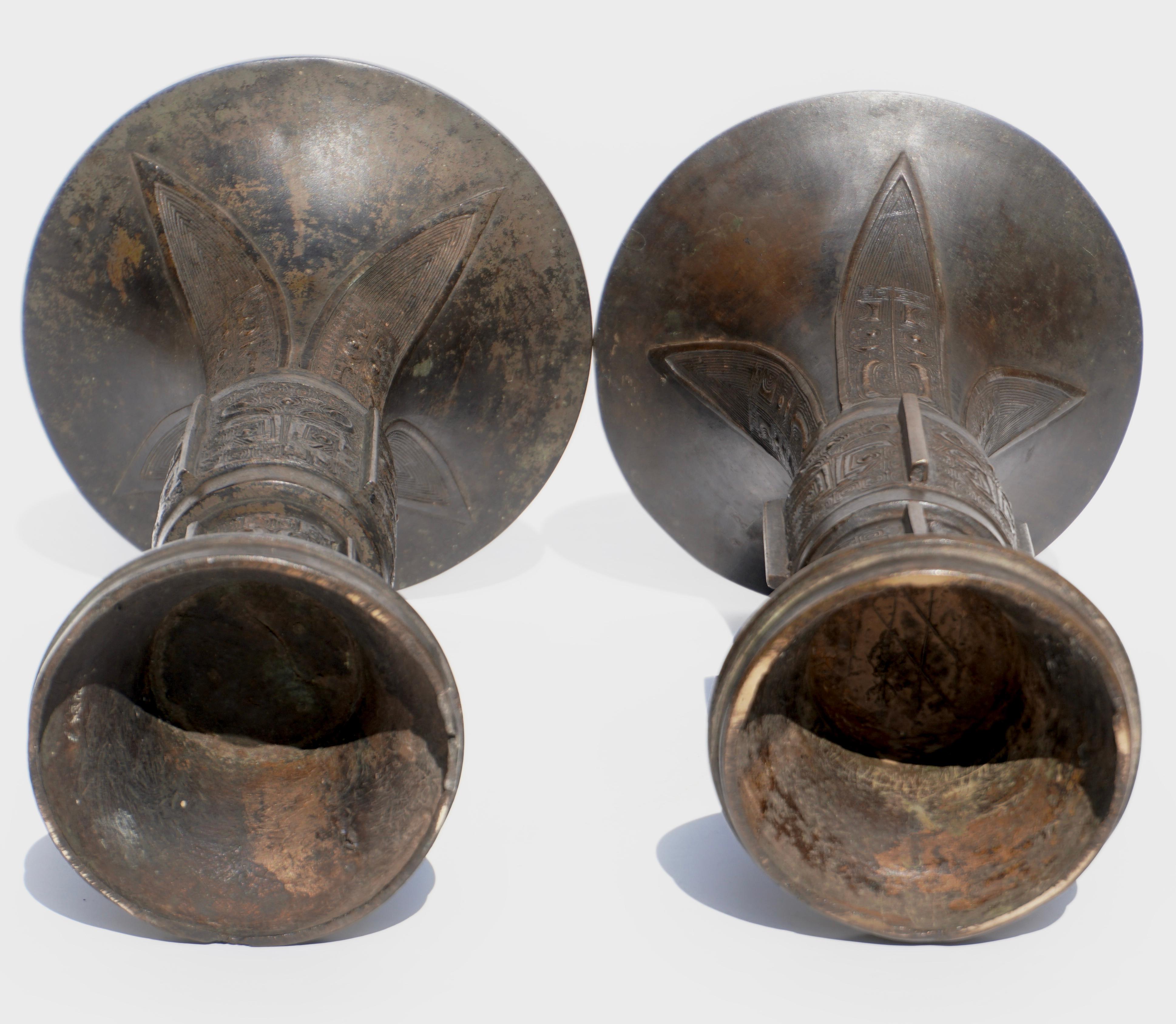 Bronze Paire de vases Gu en bronze archaïque chinois du 18ème siècle de la fin des Ming en vente