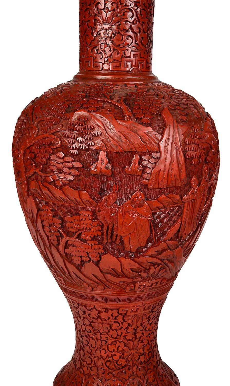 Sculpté à la main Paire de vases/lampes en laque Cinnabar de style chinois du 18ème siècle. en vente