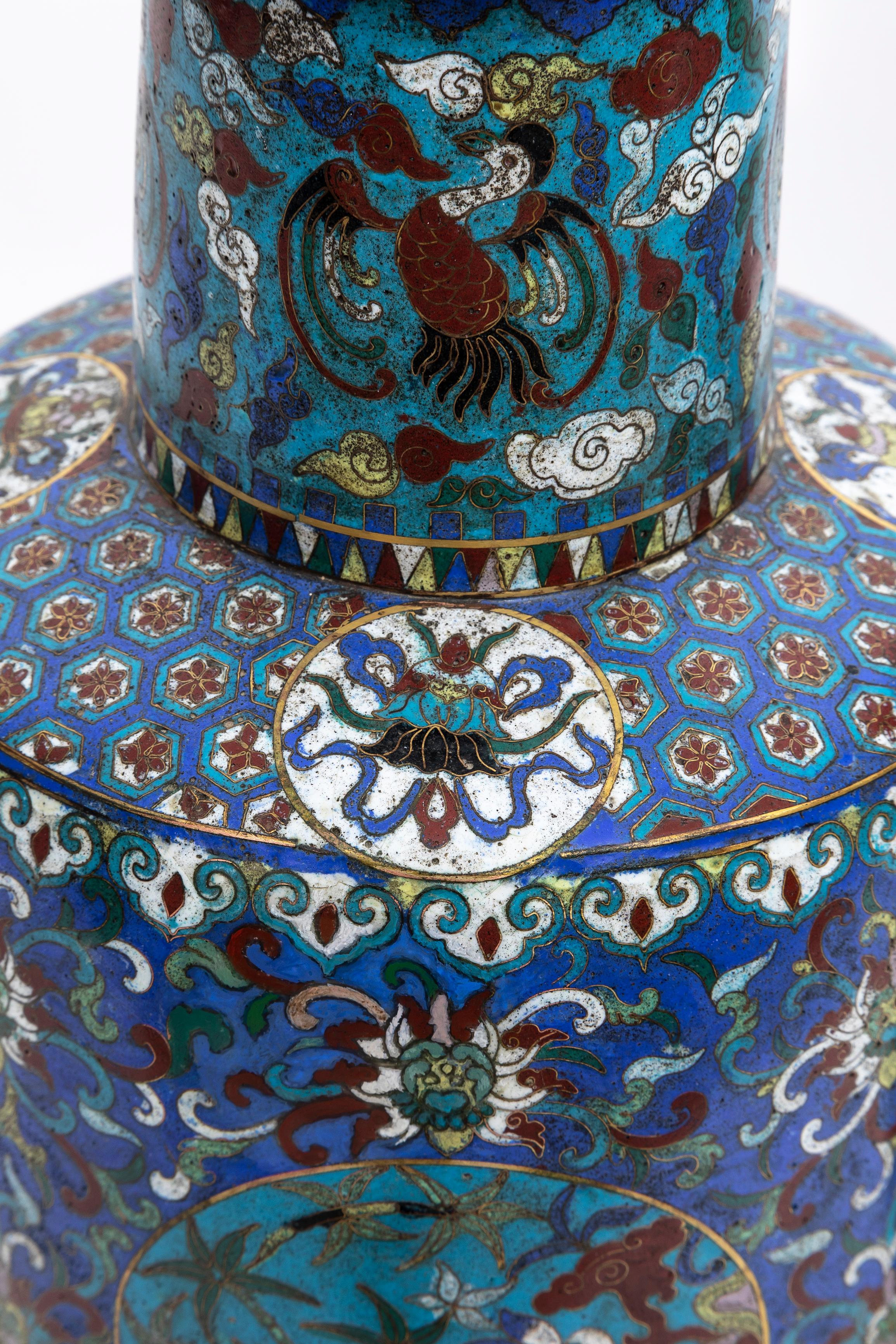 Coppia di vasi multi-cartouche in cloisonne della dinastia Qing del XIX secolo provenienti da un museo in vendita 4