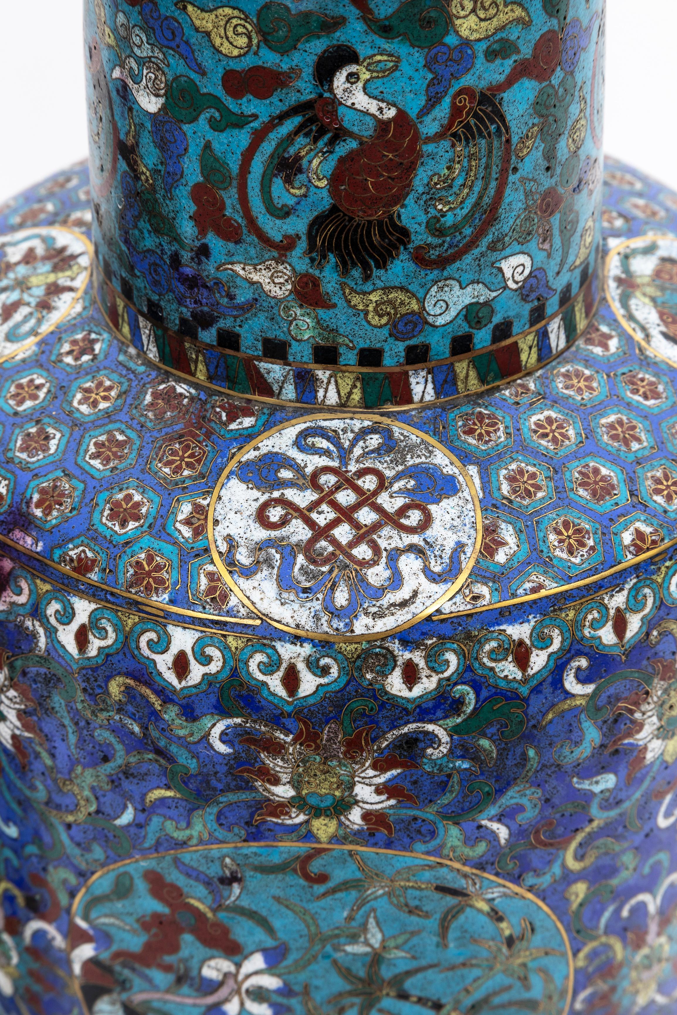 Coppia di vasi multi-cartouche in cloisonne della dinastia Qing del XIX secolo provenienti da un museo in vendita 5