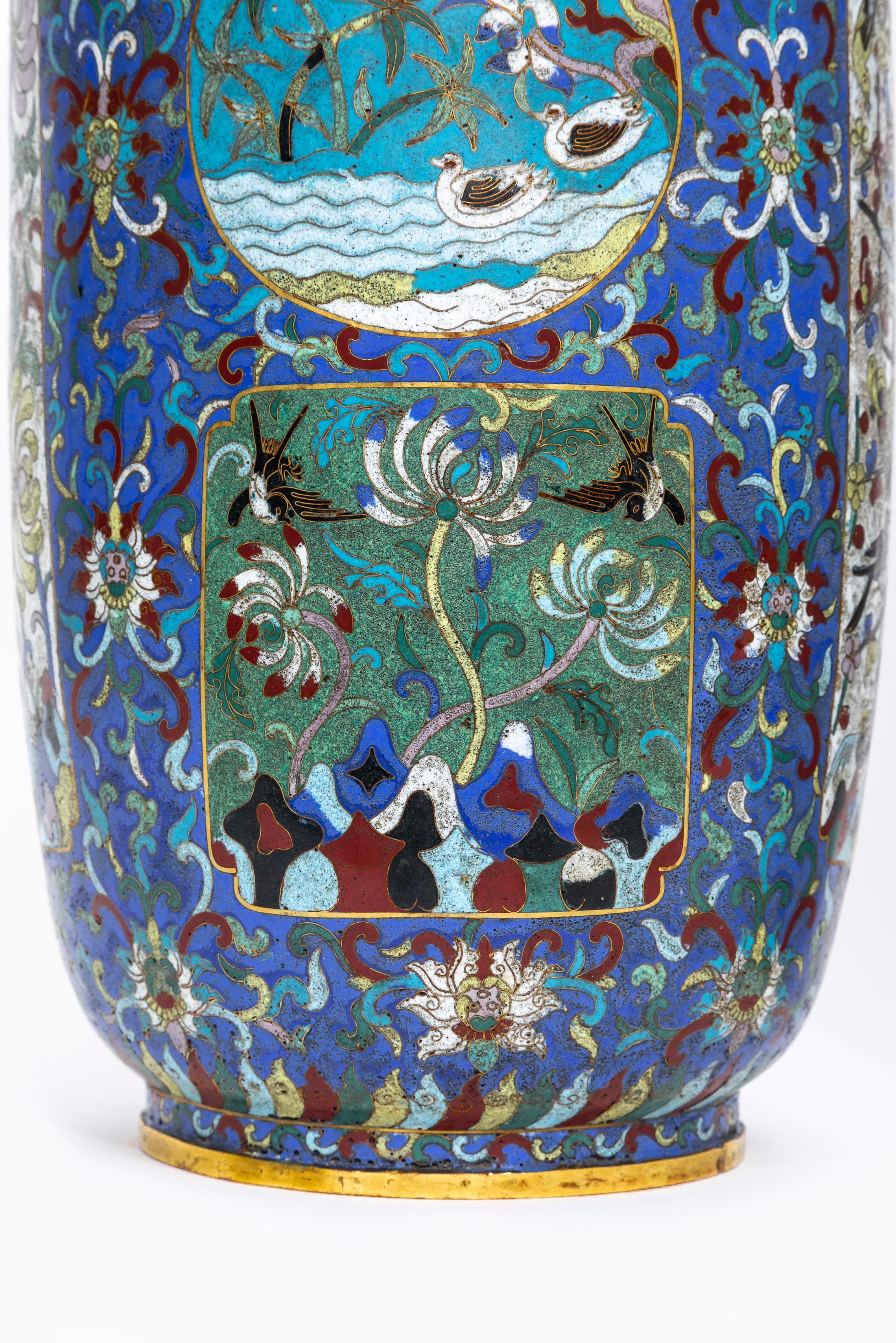 Coppia di vasi multi-cartouche in cloisonne della dinastia Qing del XIX secolo provenienti da un museo in vendita 6