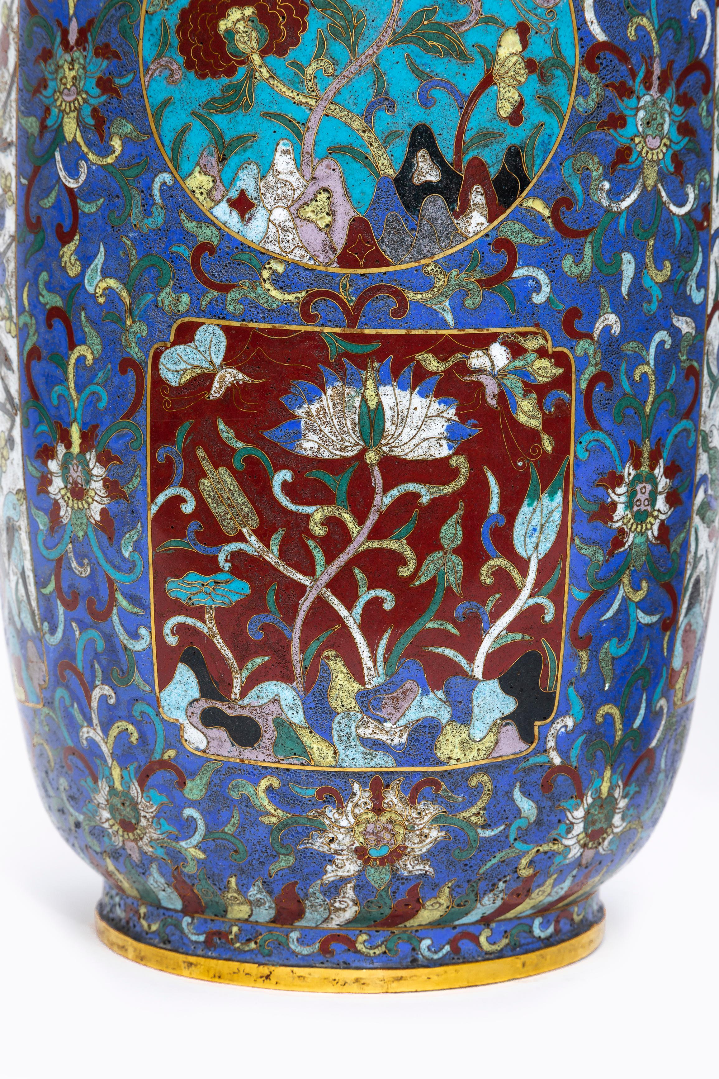 Coppia di vasi multi-cartouche in cloisonne della dinastia Qing del XIX secolo provenienti da un museo in vendita 7