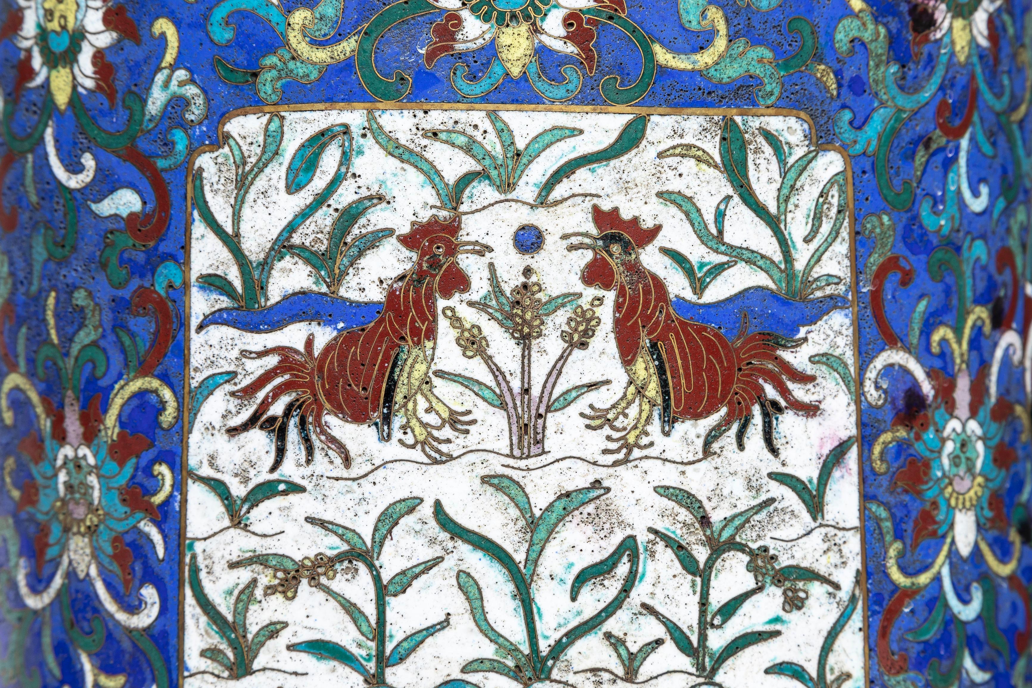 Coppia di vasi multi-cartouche in cloisonne della dinastia Qing del XIX secolo provenienti da un museo in vendita 8