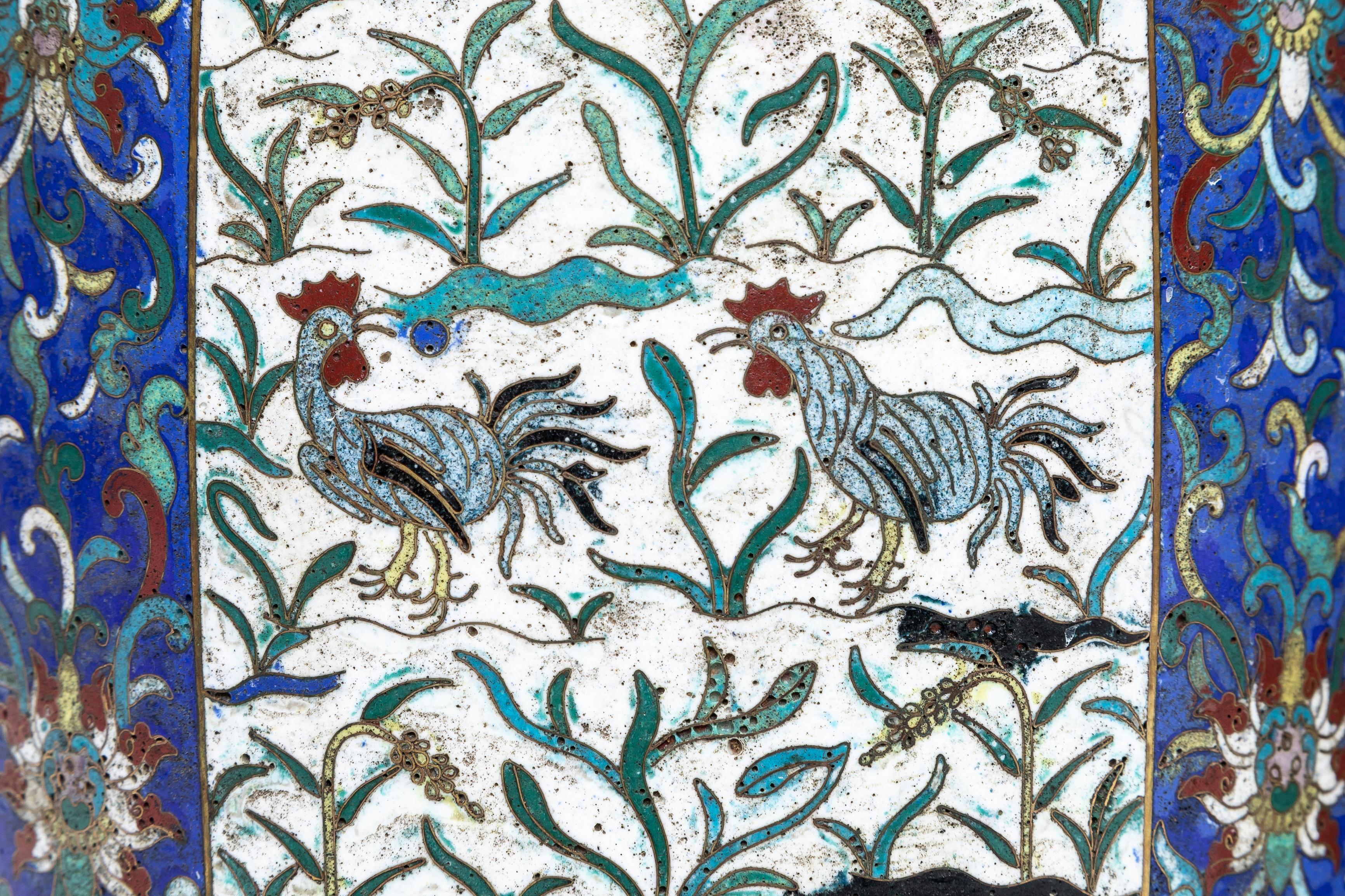 Coppia di vasi multi-cartouche in cloisonne della dinastia Qing del XIX secolo provenienti da un museo in vendita 9