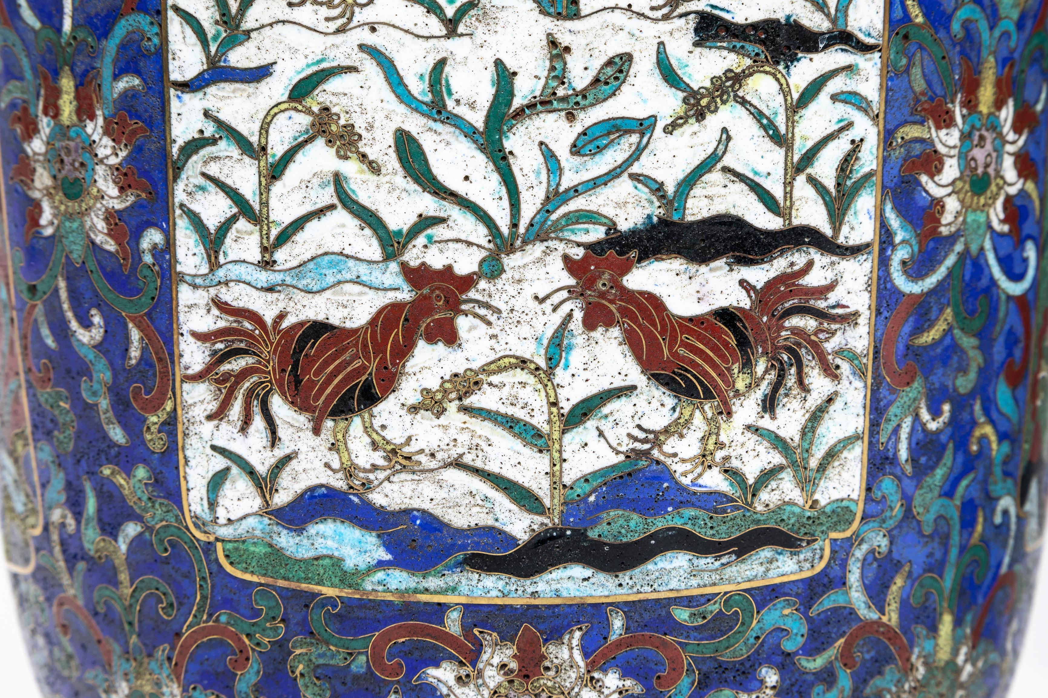 Coppia di vasi multi-cartouche in cloisonne della dinastia Qing del XIX secolo provenienti da un museo in vendita 10