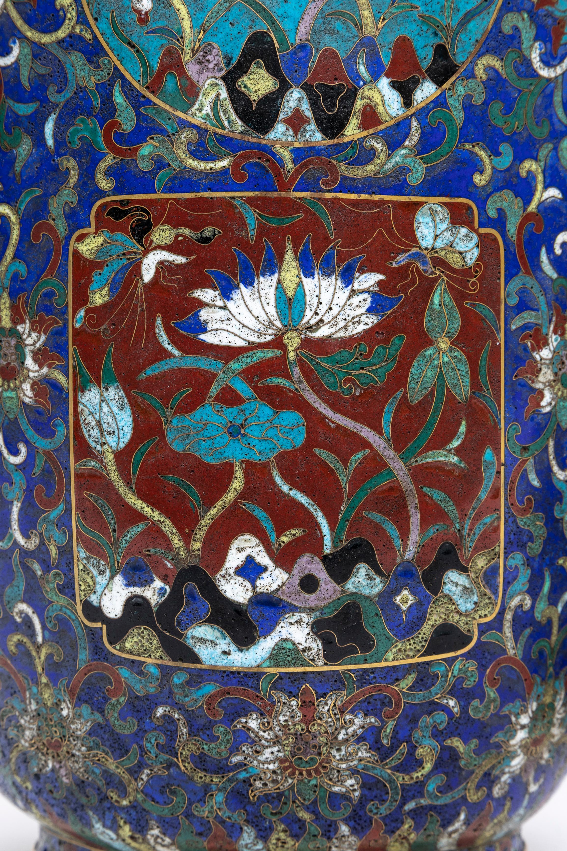 Coppia di vasi multi-cartouche in cloisonne della dinastia Qing del XIX secolo provenienti da un museo in vendita 11