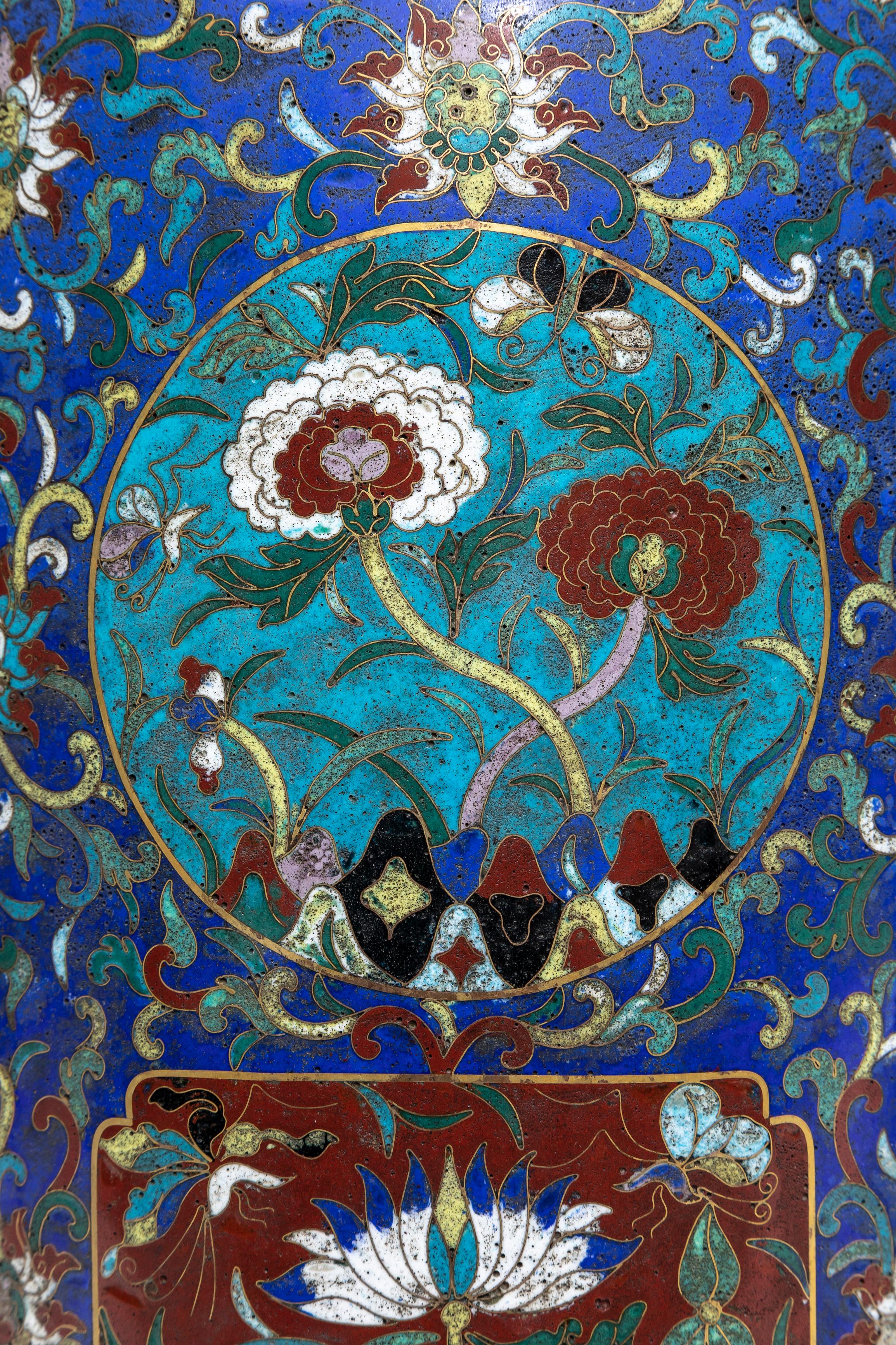 Coppia di vasi multi-cartouche in cloisonne della dinastia Qing del XIX secolo provenienti da un museo in vendita 12