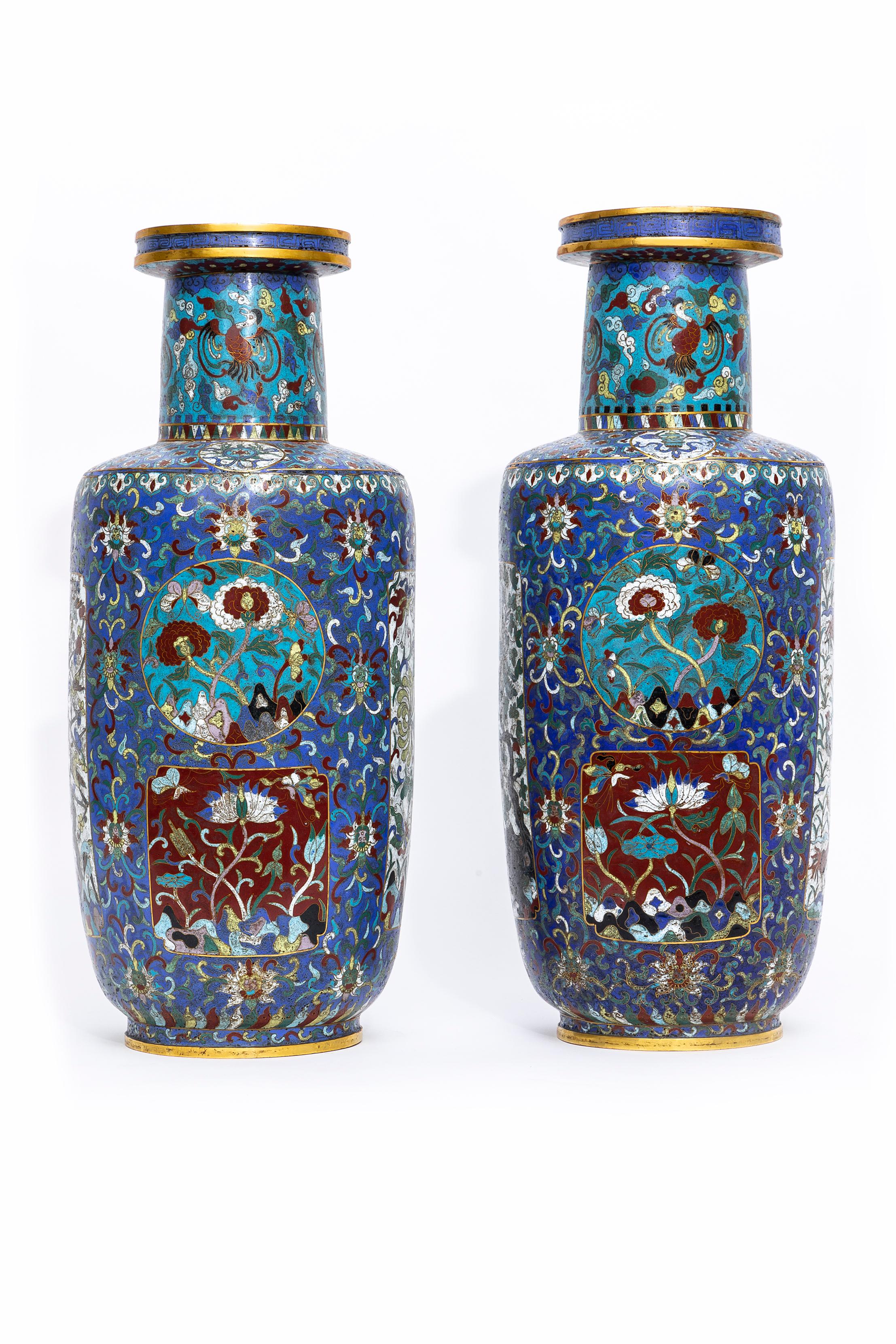 Cloisonné Coppia di vasi multi-cartouche in cloisonne della dinastia Qing del XIX secolo provenienti da un museo in vendita