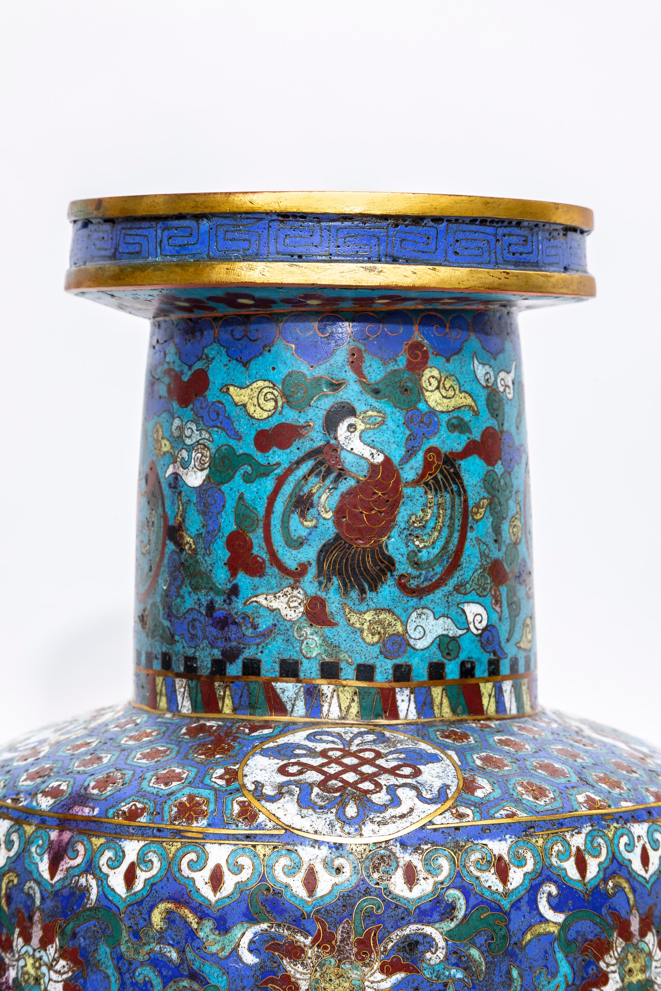 Bronzo Coppia di vasi multi-cartouche in cloisonne della dinastia Qing del XIX secolo provenienti da un museo in vendita