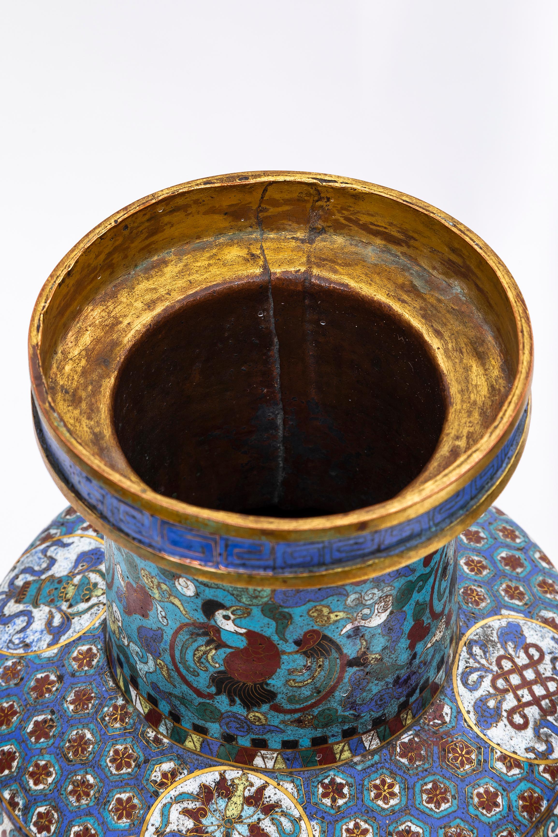 Coppia di vasi multi-cartouche in cloisonne della dinastia Qing del XIX secolo provenienti da un museo in vendita 2
