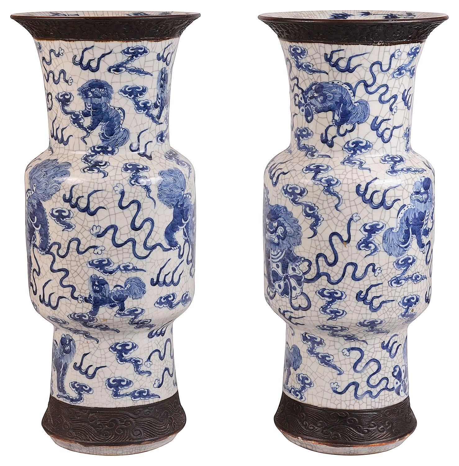 Une paire impressionnante de vases en faïence bleue et blanche de bonne qualité, datant du 19e siècle. Chaque panneau de faïence est orné en haut et en bas de rinceaux marins. Dragon mythique et chiens parmi les nuages et les serpents.

Lot 72