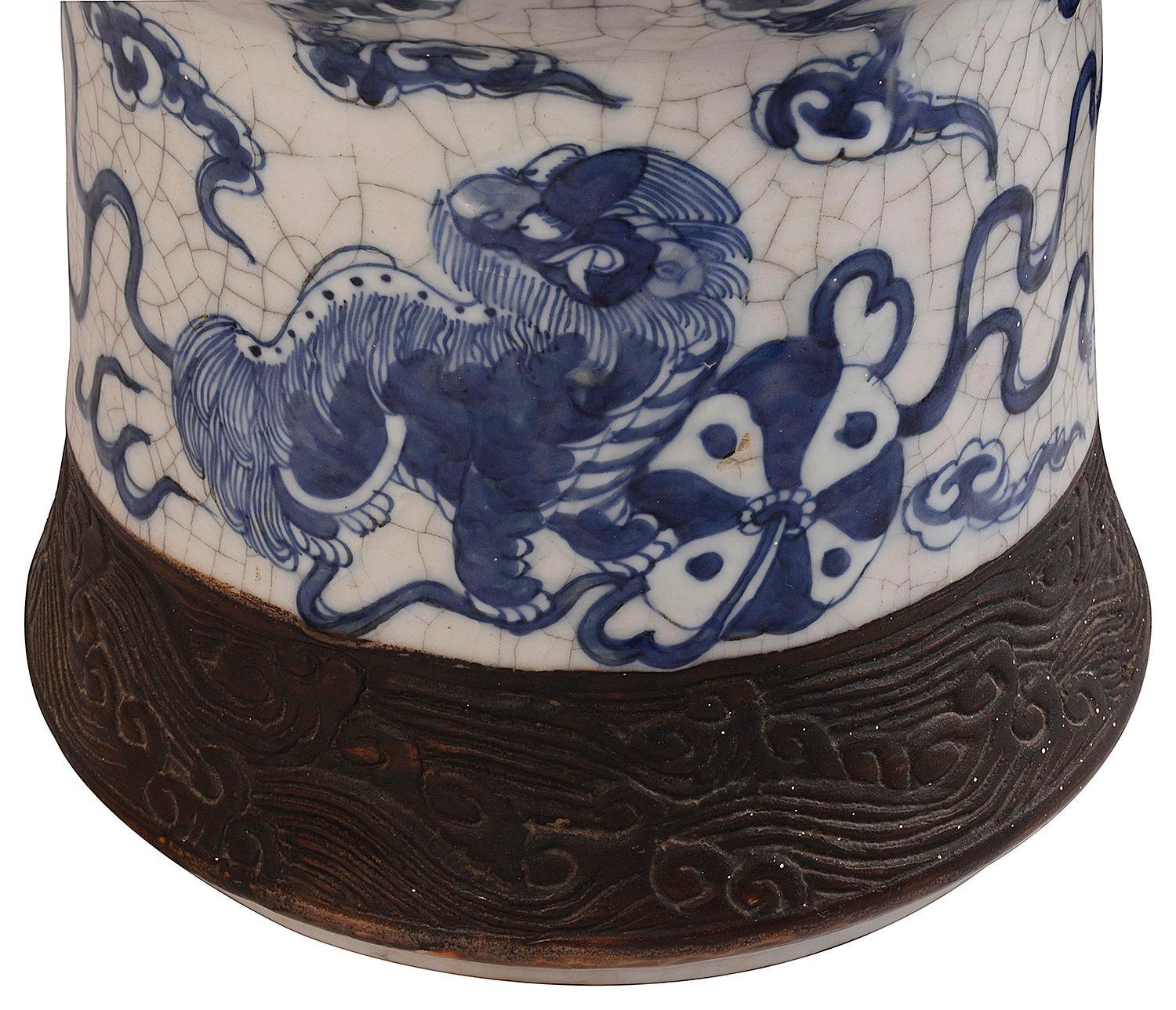Peint à la main Paire de vases / lampes en faïence bleue et blanche du 19e siècle. en vente