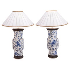 Paire de vases / lampes en faïence bleue et blanche du 19e siècle.