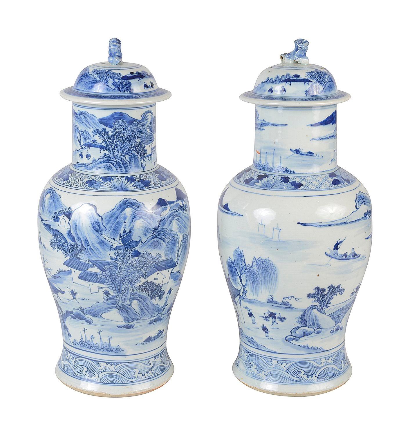 Paire de vases à couvercle bleu et blanc de bonne qualité datant de la fin du XIXe siècle. Les couvercles sont ornés d'embouts en forme de chien de Foo et de magnifiques scènes peintes à la main représentant des montagnes, des lacs et des pagodes,