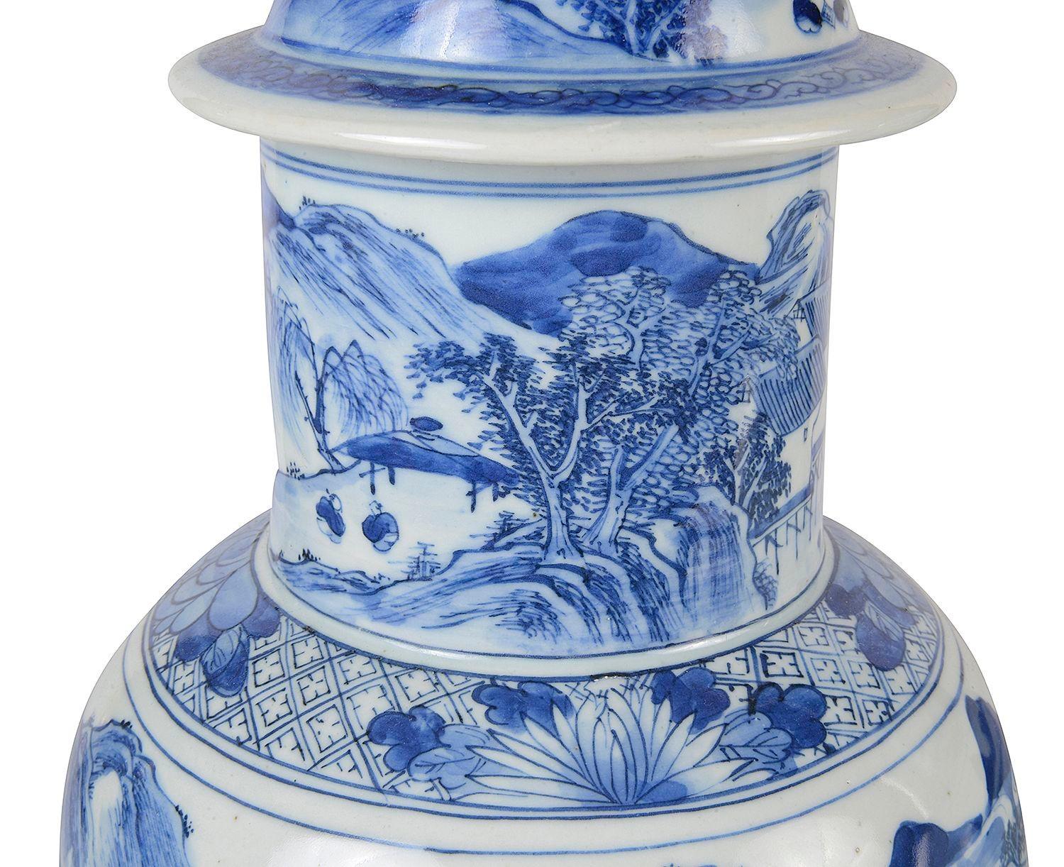 Exportation chinoise Paire de vases chinois du 19ème siècle à couvercle bleu et blanc. en vente