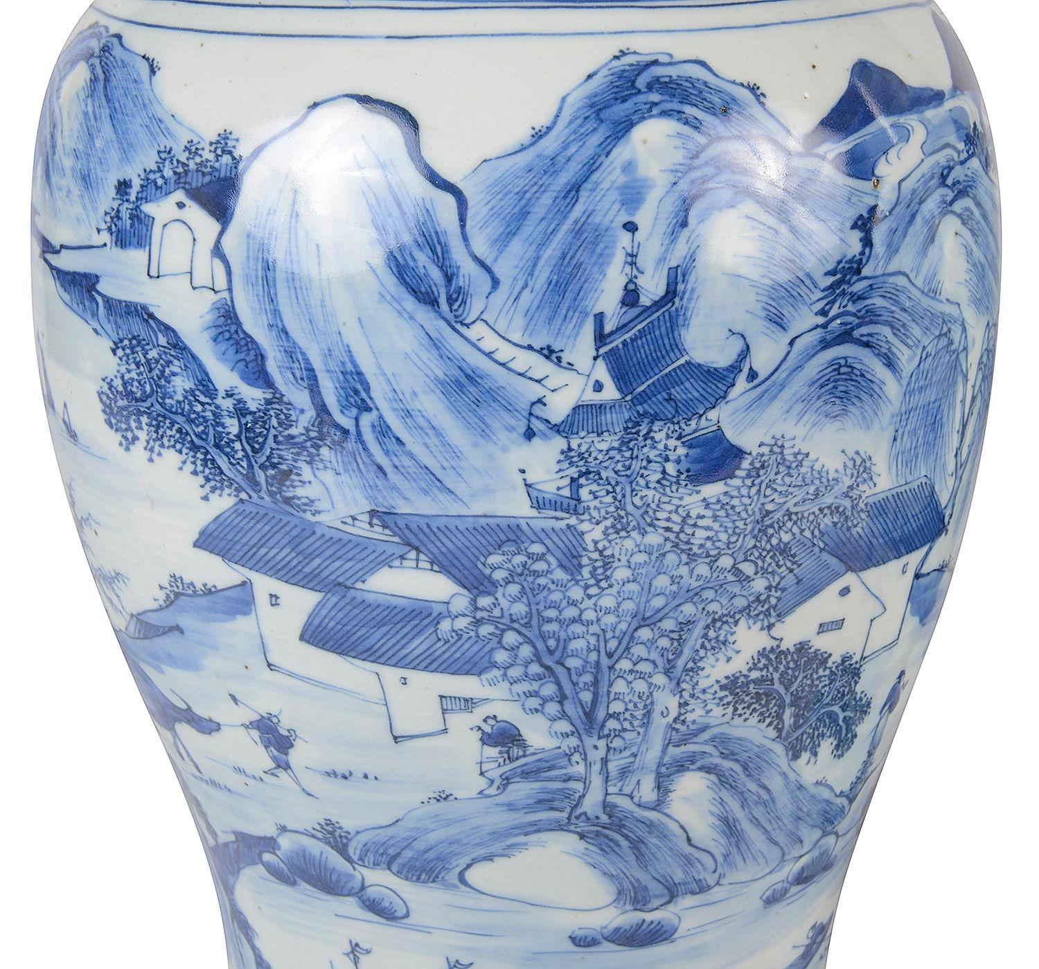 Chinois Paire de vases chinois du 19ème siècle à couvercle bleu et blanc. en vente