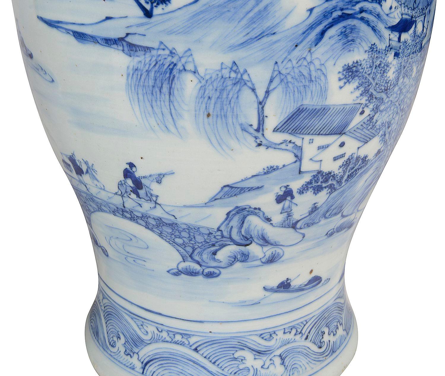 Peint à la main Paire de vases chinois du 19ème siècle à couvercle bleu et blanc. en vente