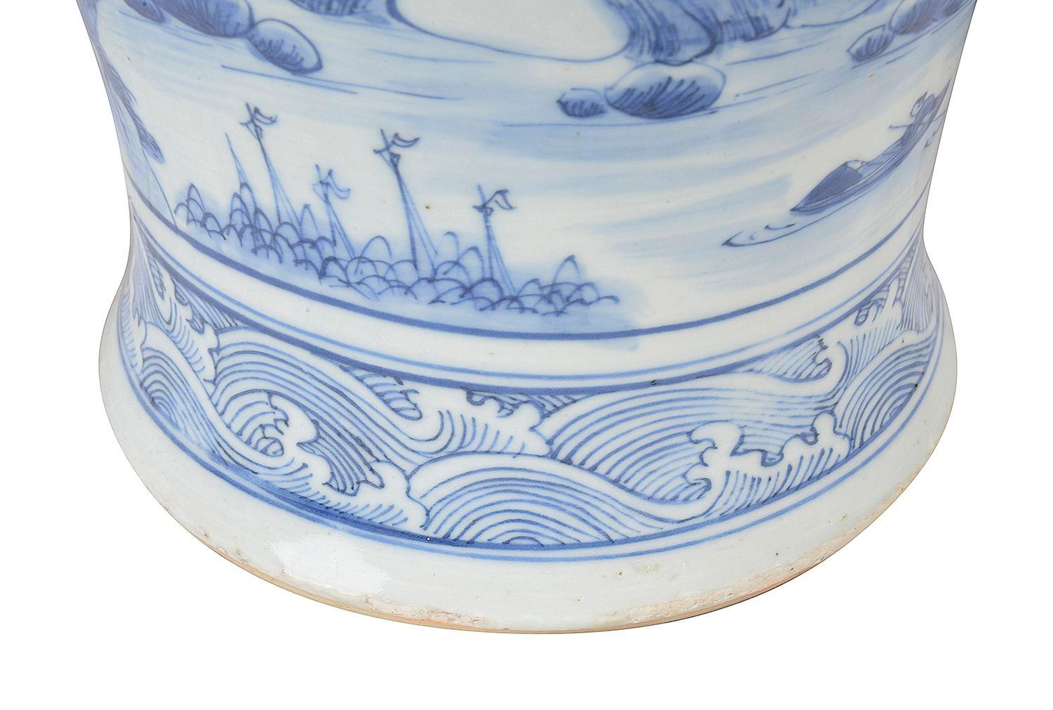 Paire de vases chinois du 19ème siècle à couvercle bleu et blanc. Bon état - En vente à Brighton, Sussex