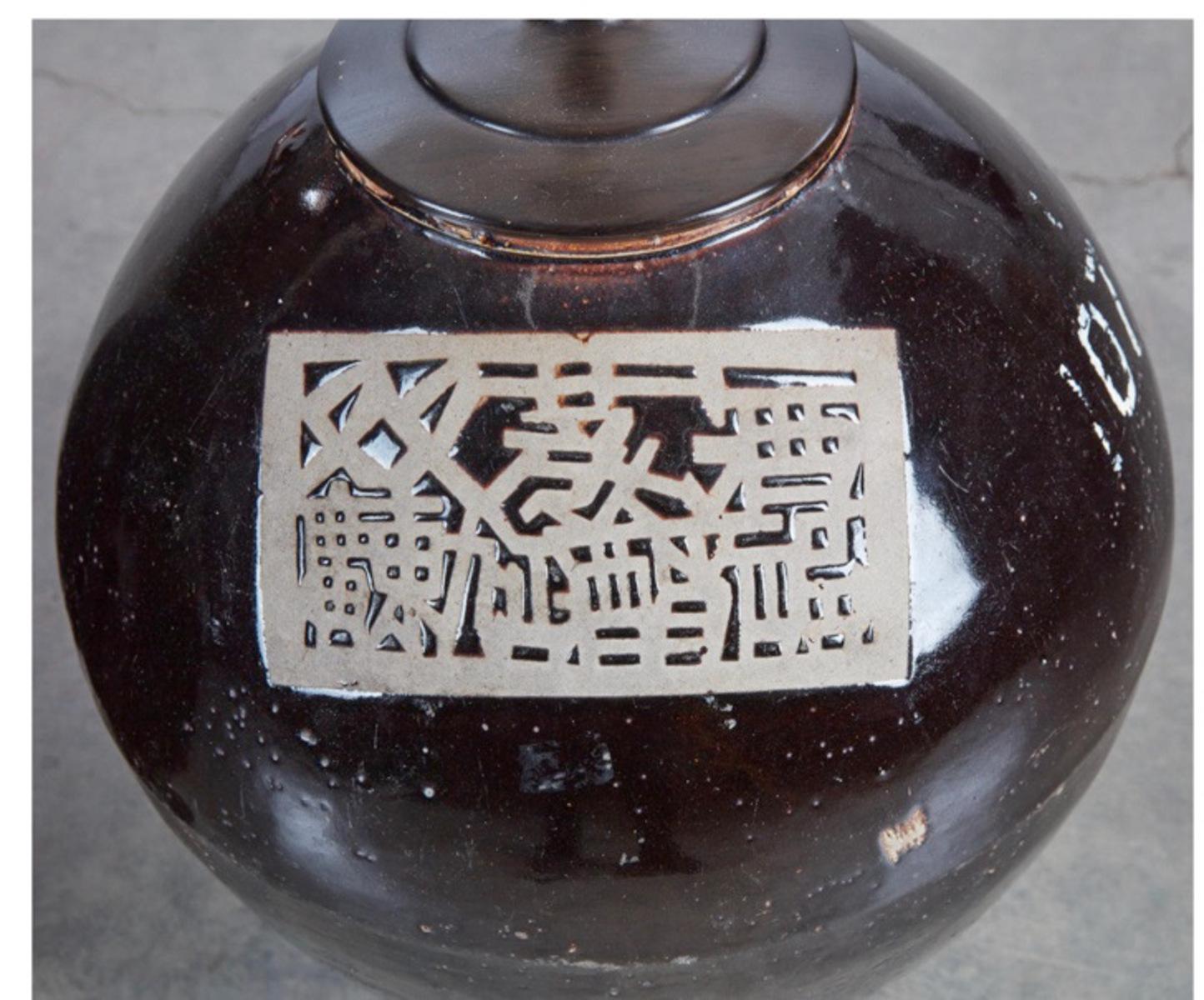 Dies ist ein ungewöhnliches Lampenpaar, das aus antiken japanischen Vorratsgläsern aus dem 19. Jahrhundert hergestellt wurde und Billy Haines zugeschrieben wird. Die rustikale japanische Terrakotta-Keramik verleiht den Lampen eine erdige Qualität,