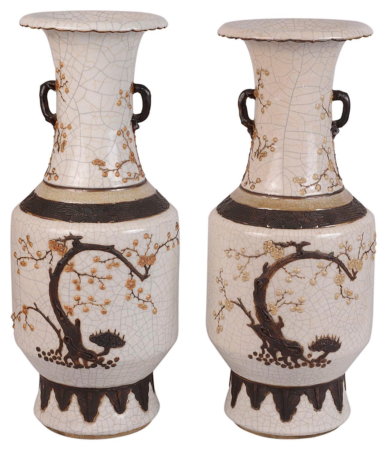 An impressive good quality pair of late 19th century Chinese crackleware vases, each with a white ground and bronzed boarder, motif and foliate decoration, circa 1890.
 
 
Batch 72 61191 DUZKN.