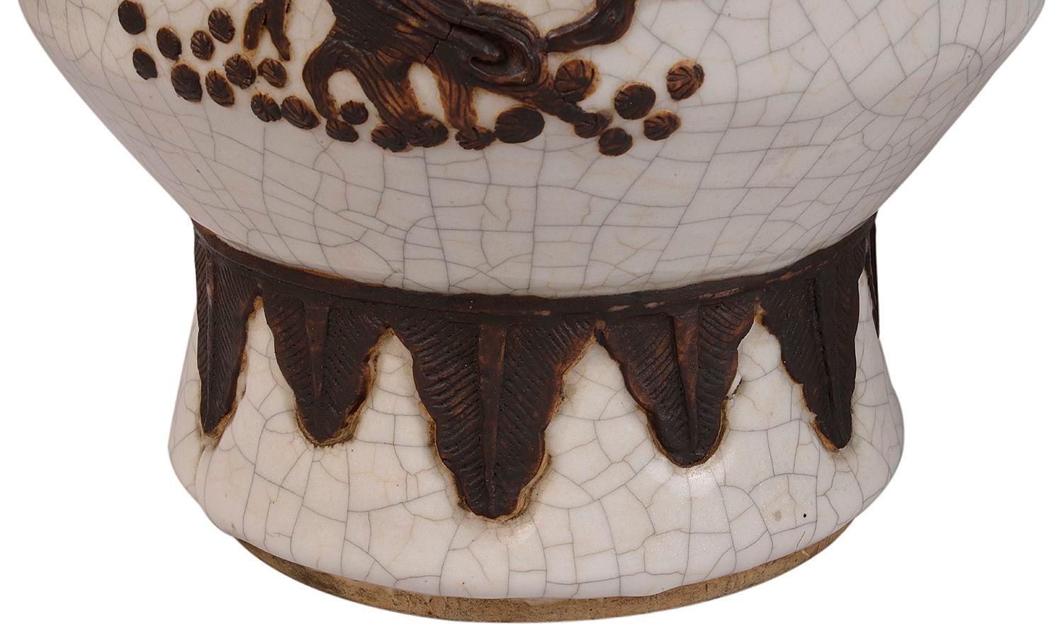 Paar chinesische Craquelé-Vasen/Lampen aus dem 19. Jahrhundert (Chinesisch) im Angebot