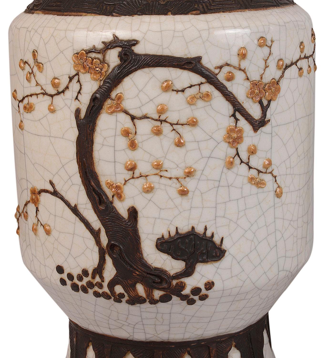 Paar chinesische Craquelé-Vasen/Lampen aus dem 19. Jahrhundert (Handbemalt) im Angebot