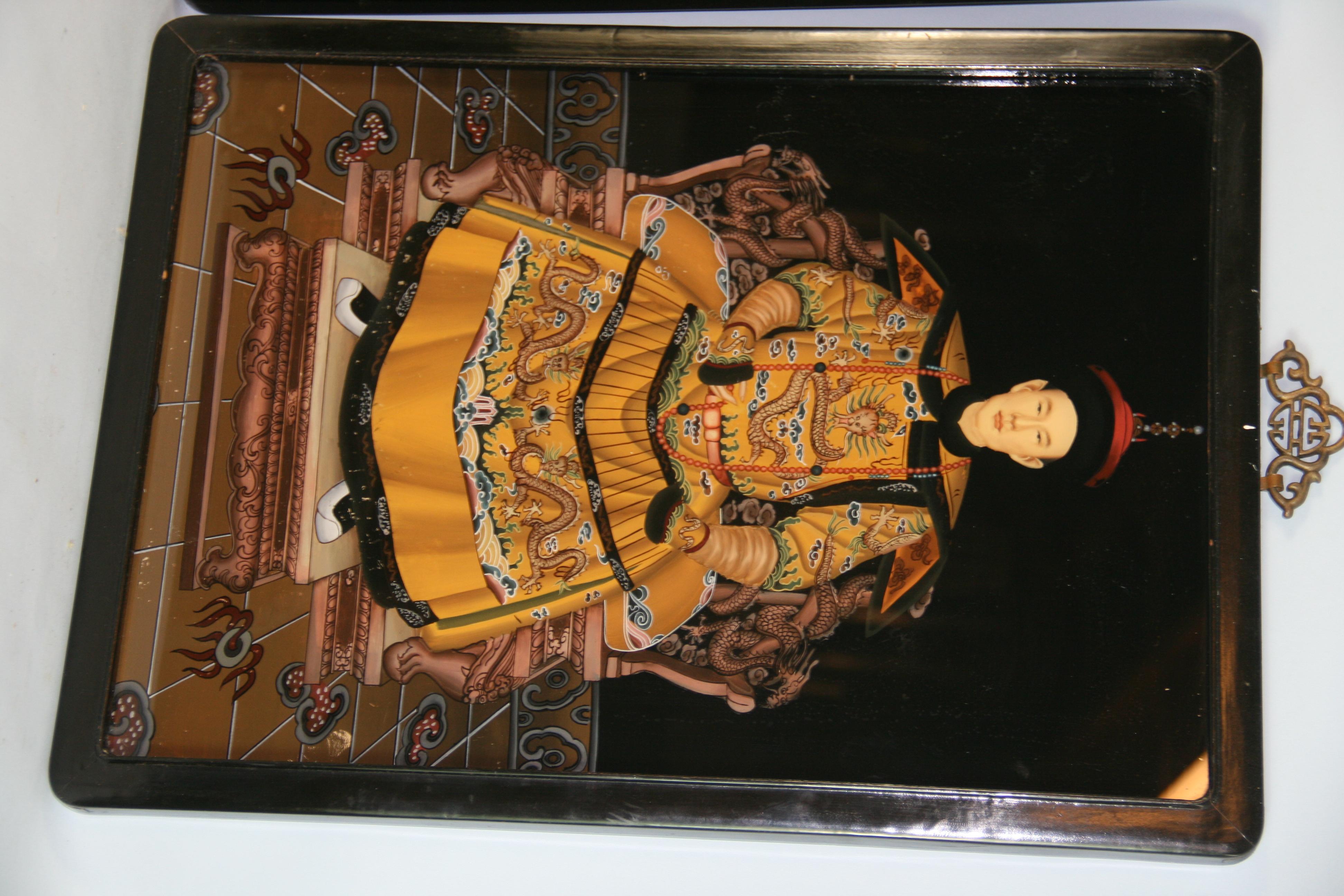 Pareja de pinturas del reverso de antepasados chinos sobre vidrio en venta 4