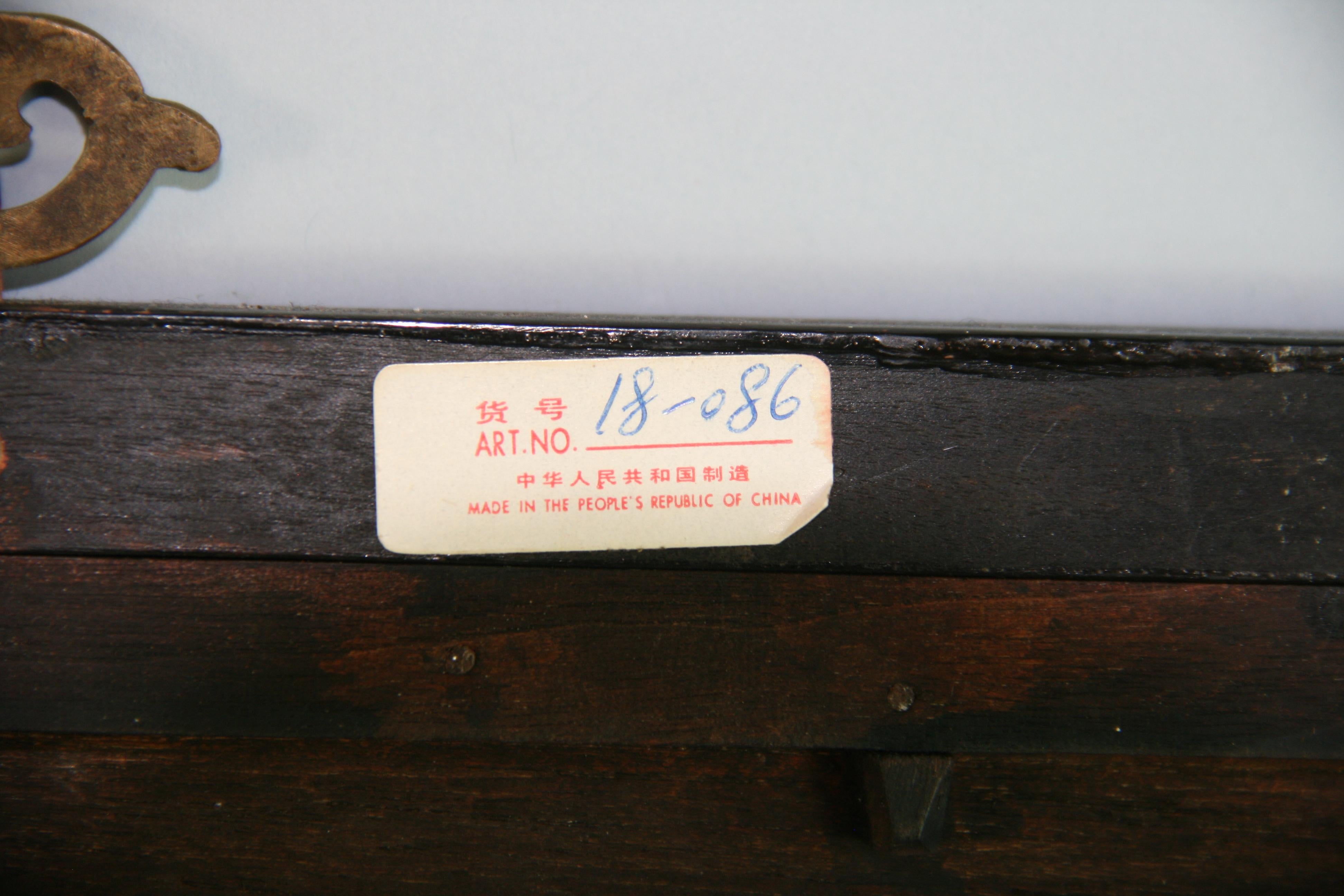 Pareja de pinturas del reverso de antepasados chinos sobre vidrio en venta 9