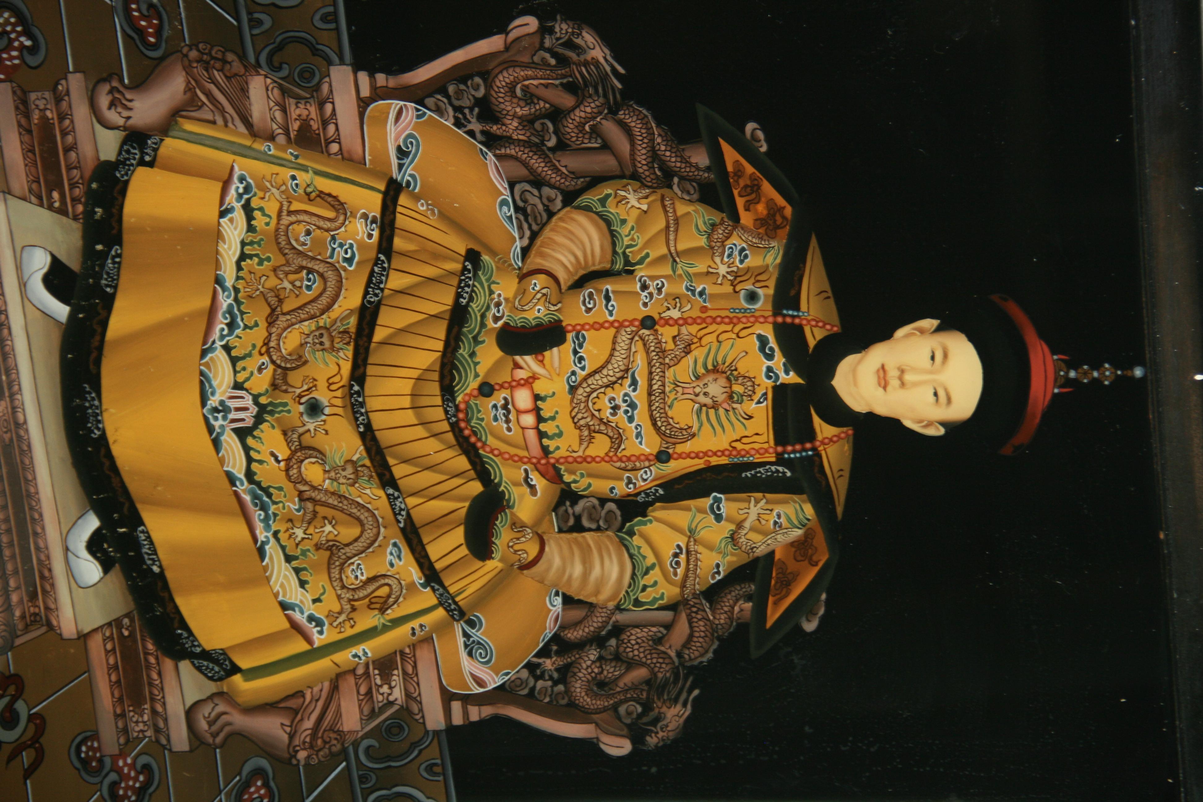 Pareja de pinturas del reverso de antepasados chinos sobre vidrio mediados del siglo XX en venta