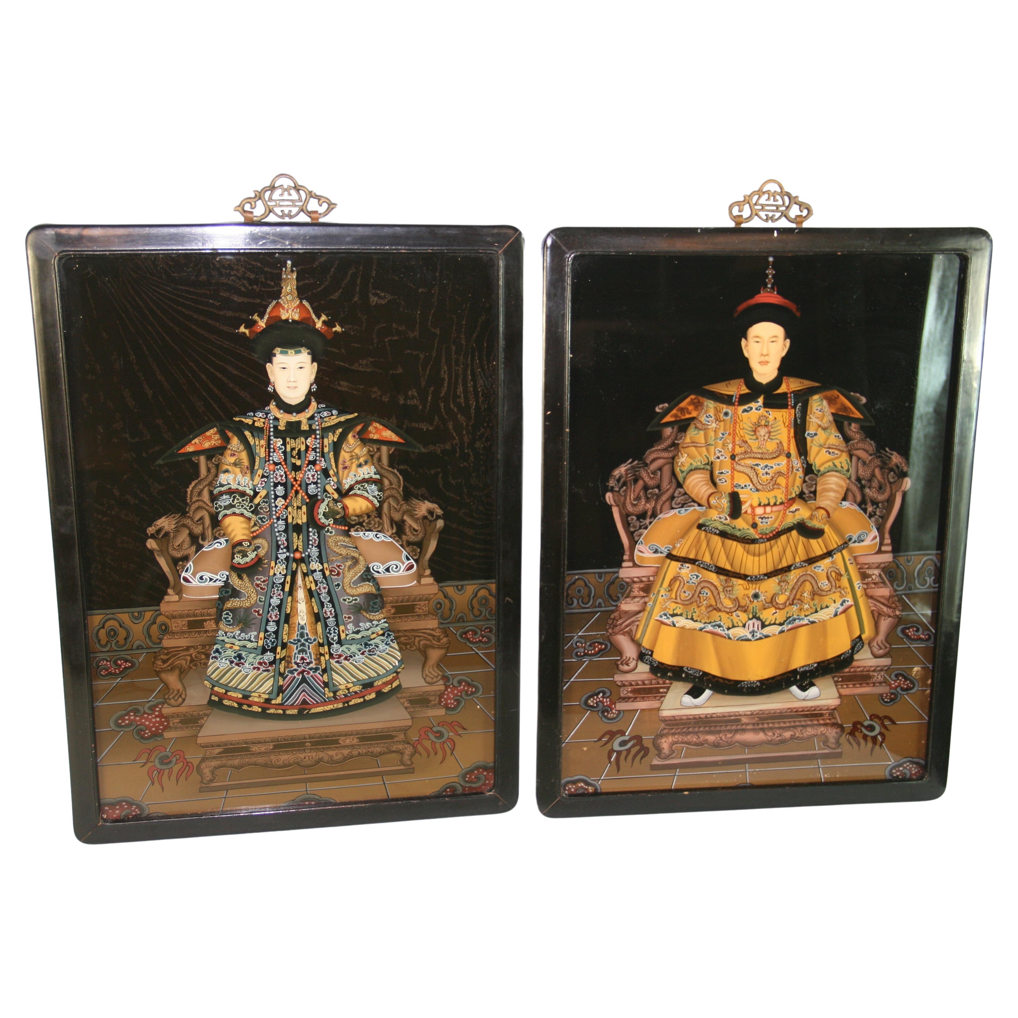 Pareja de pinturas del reverso de antepasados chinos sobre vidrio en venta