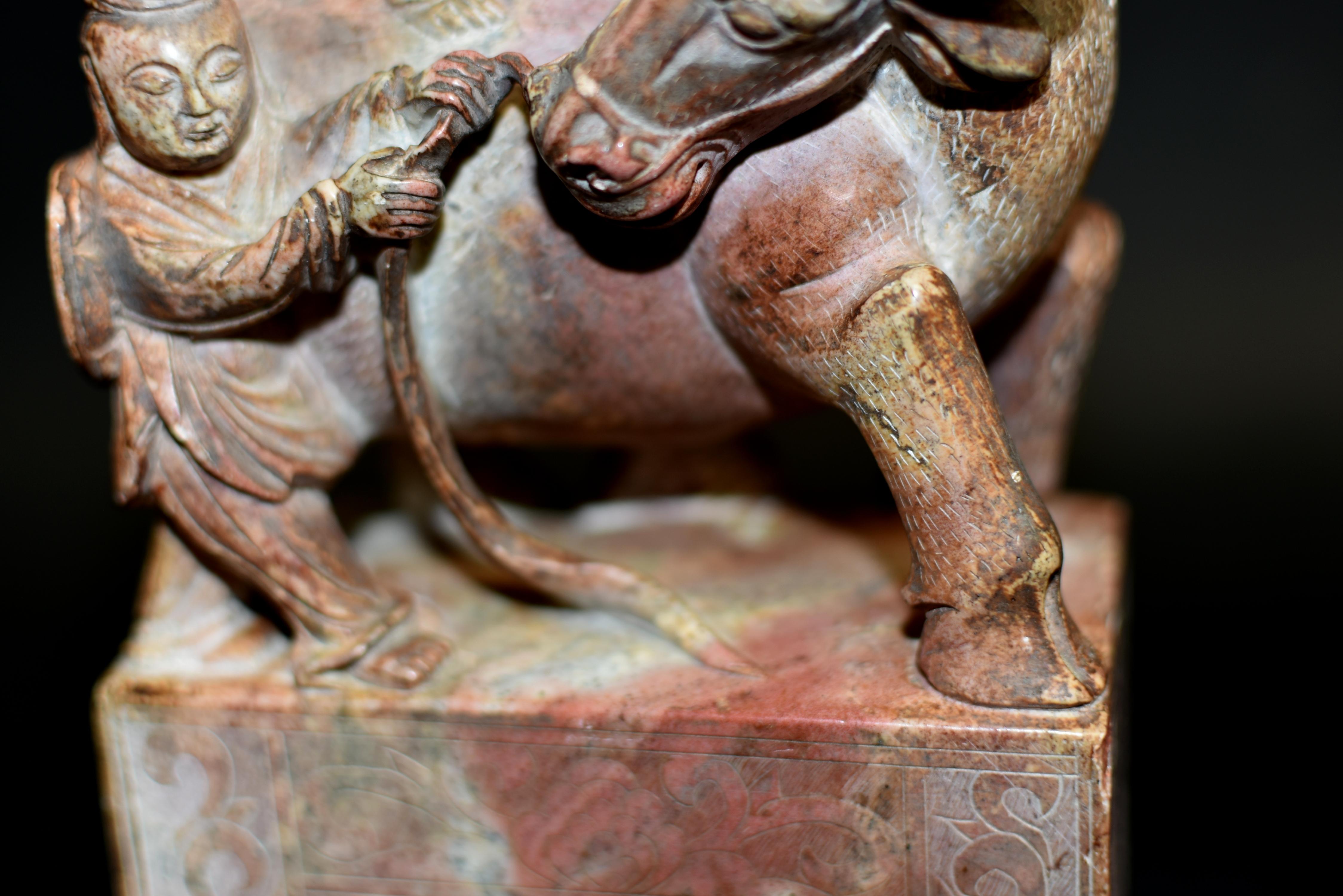 Paire de statues chinoises anciennes en pierre Serre-livres Garçon et Buffle en vente 4