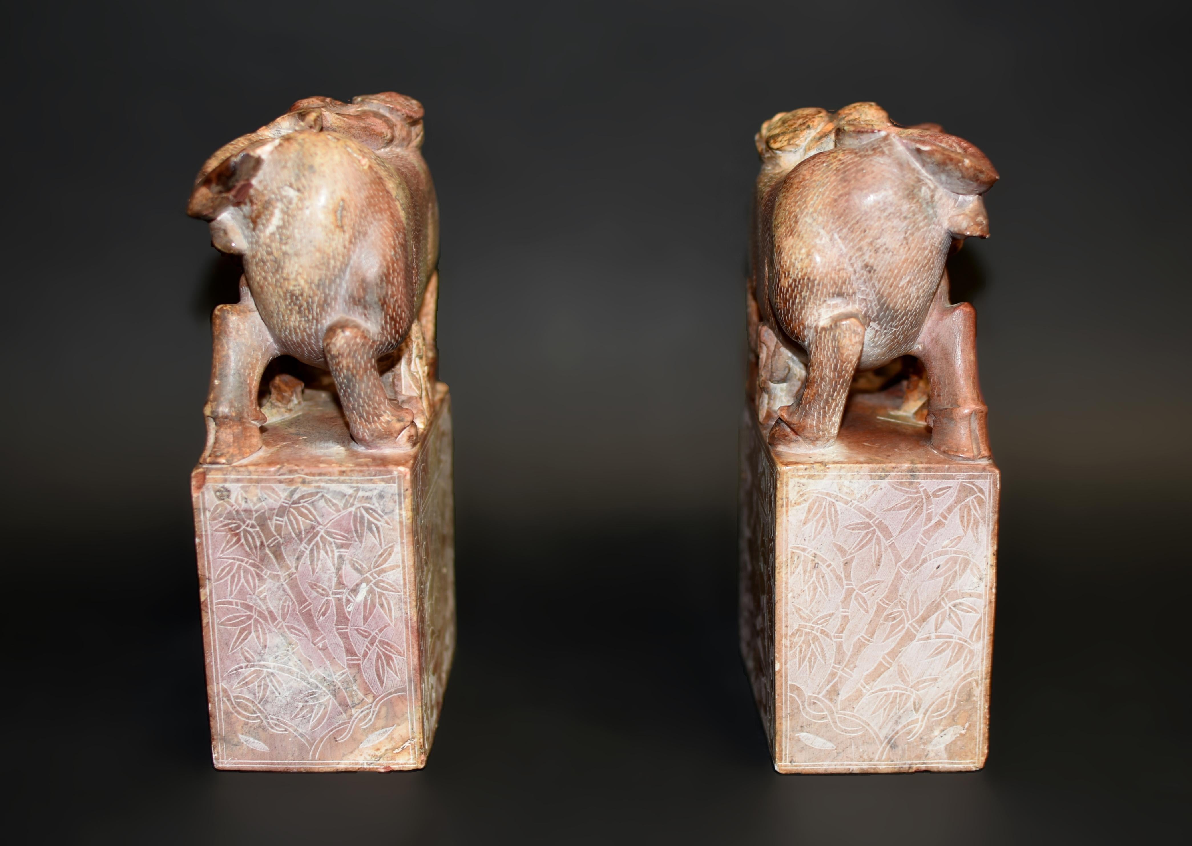 Paire de statues chinoises anciennes en pierre Serre-livres Garçon et Buffle en vente 7
