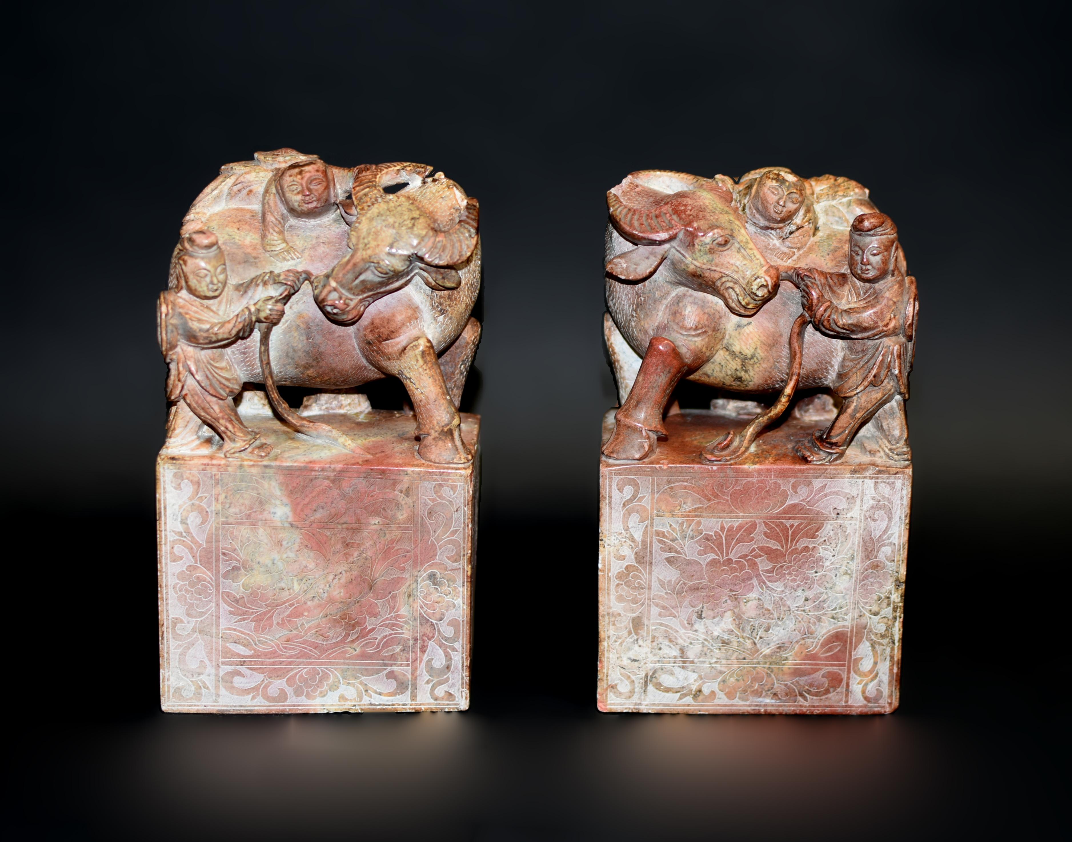 Qing Paire de statues chinoises anciennes en pierre Serre-livres Garçon et Buffle en vente