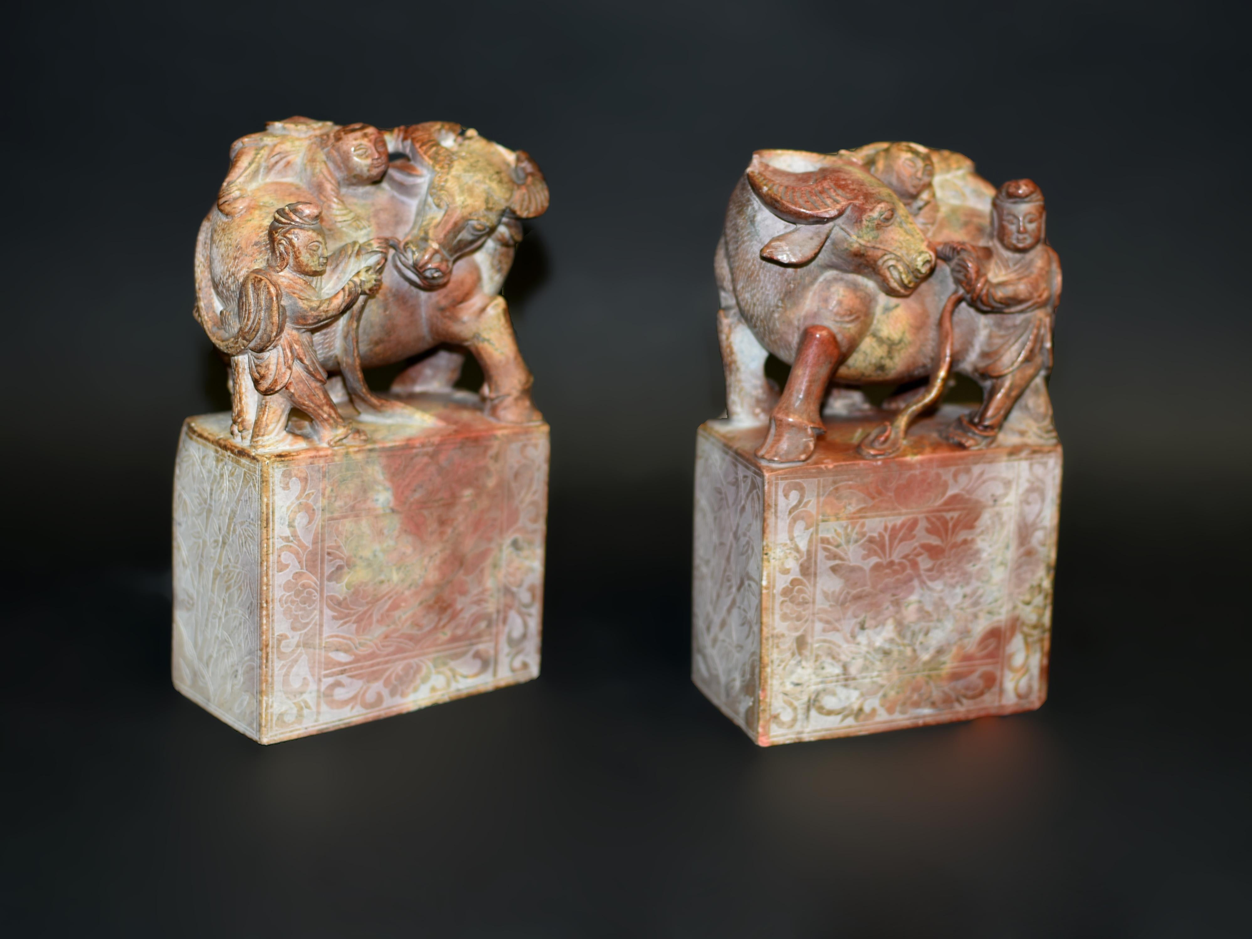 Chinois Paire de statues chinoises anciennes en pierre Serre-livres Garçon et Buffle en vente