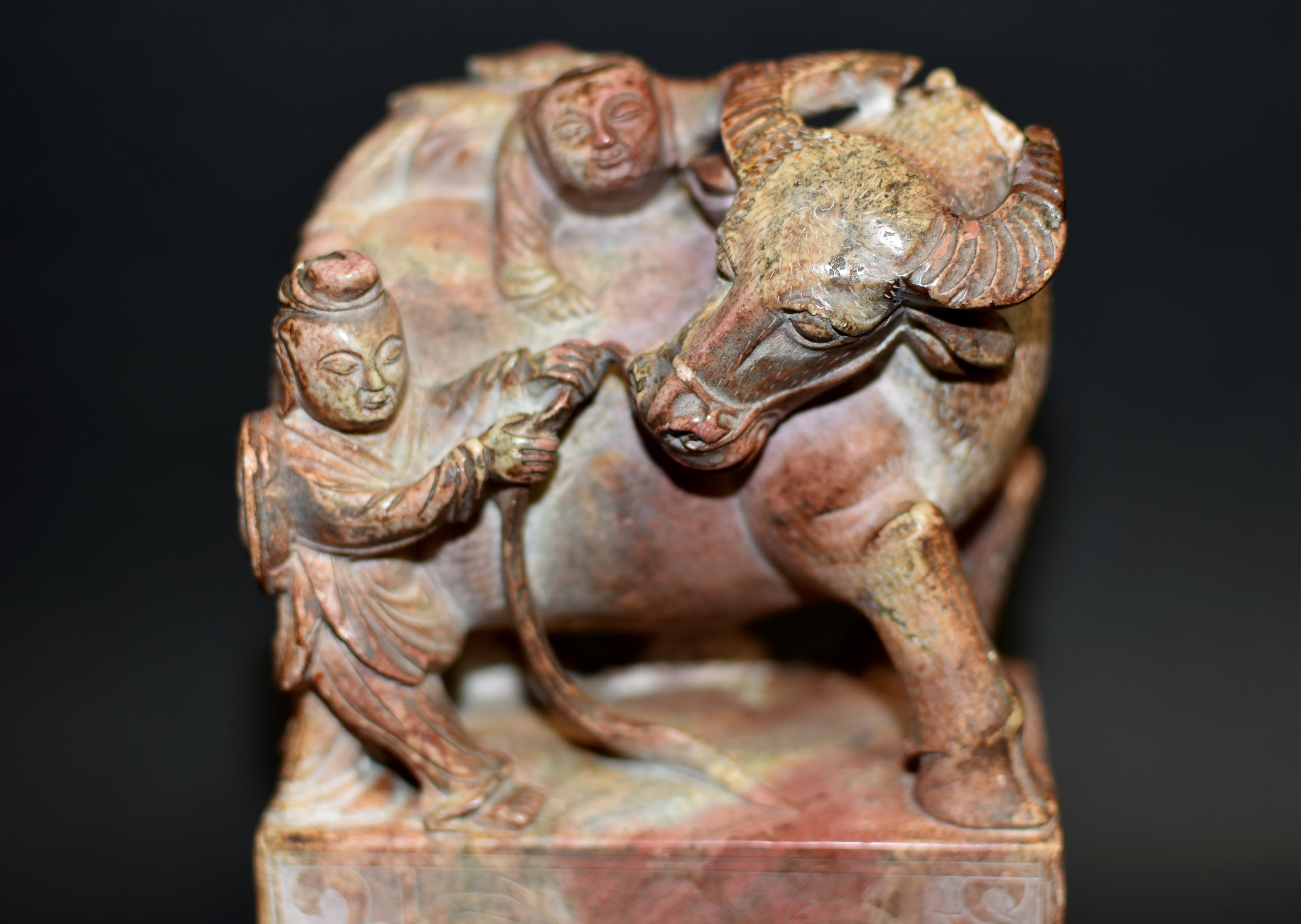 Paire de statues chinoises anciennes en pierre Serre-livres Garçon et Buffle Bon état - En vente à Somis, CA