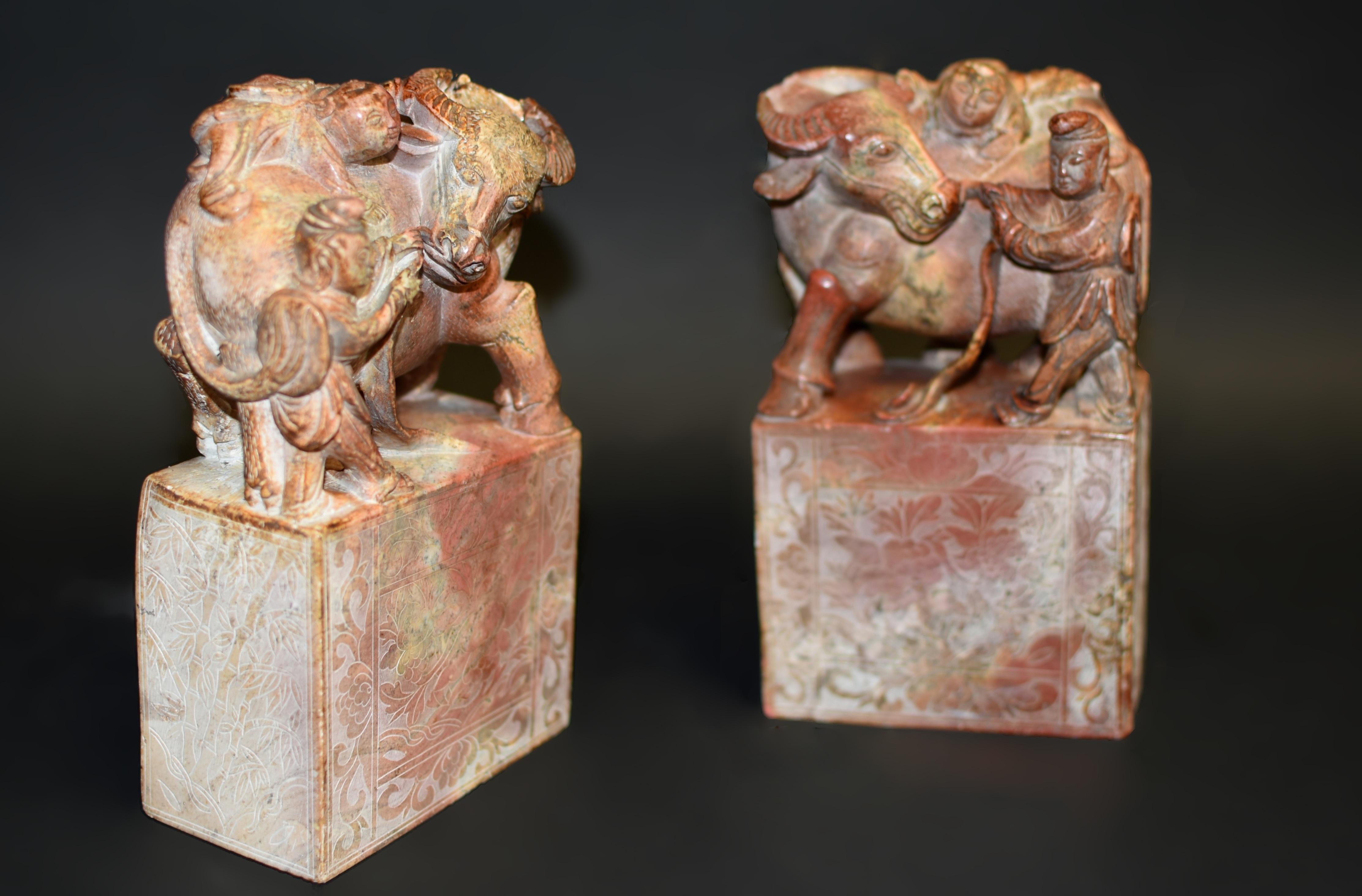 20ième siècle Paire de statues chinoises anciennes en pierre Serre-livres Garçon et Buffle en vente